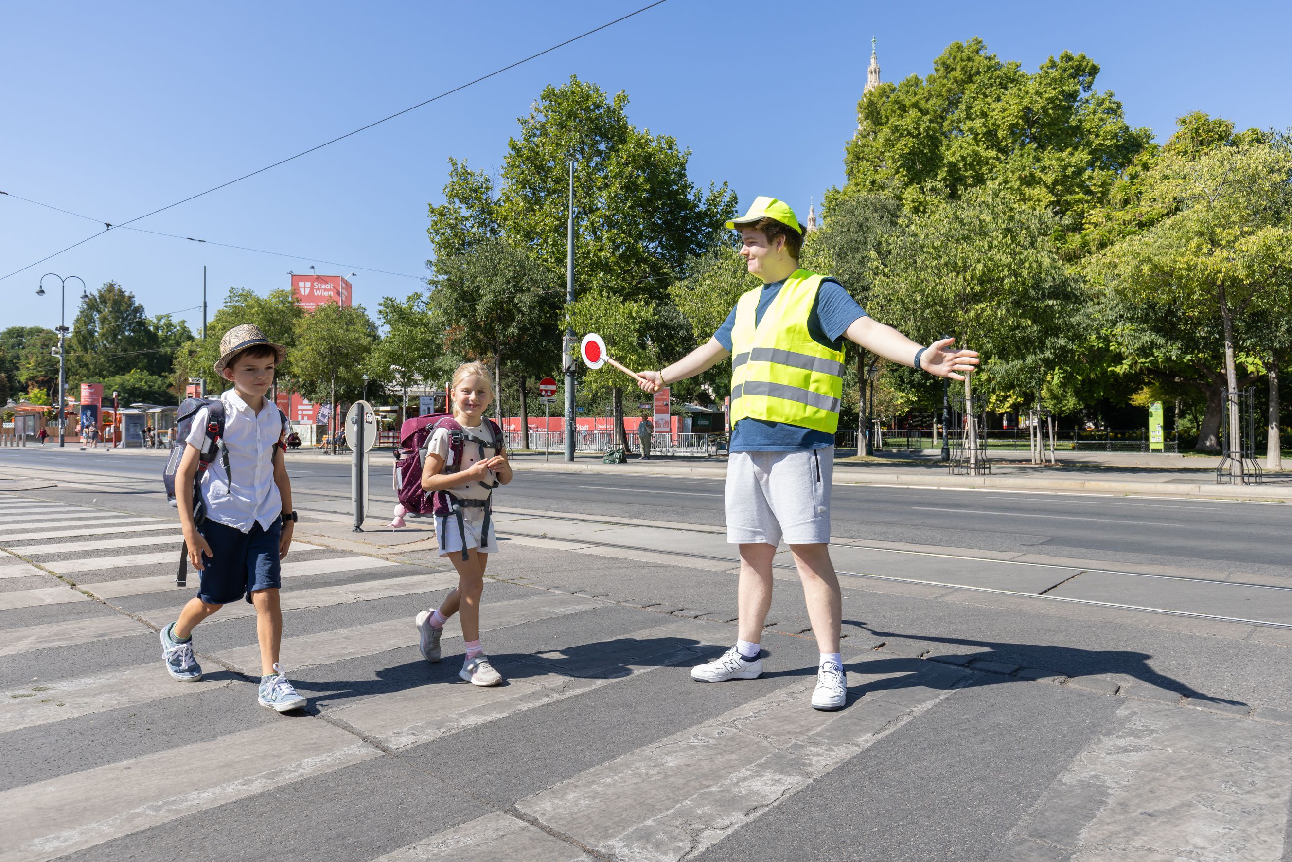Schulen können Schulwegsicherung der Polizei anfordern oder diese selbst organisieren.