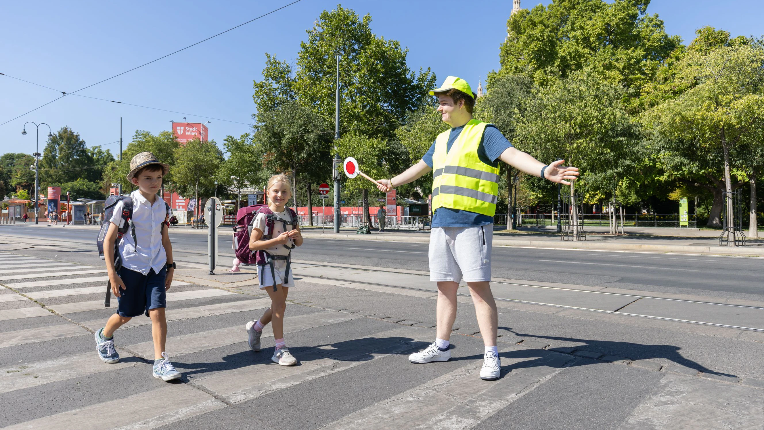 Schulen können Schulwegsicherung der Polizei anfordern oder diese selbst organisieren.