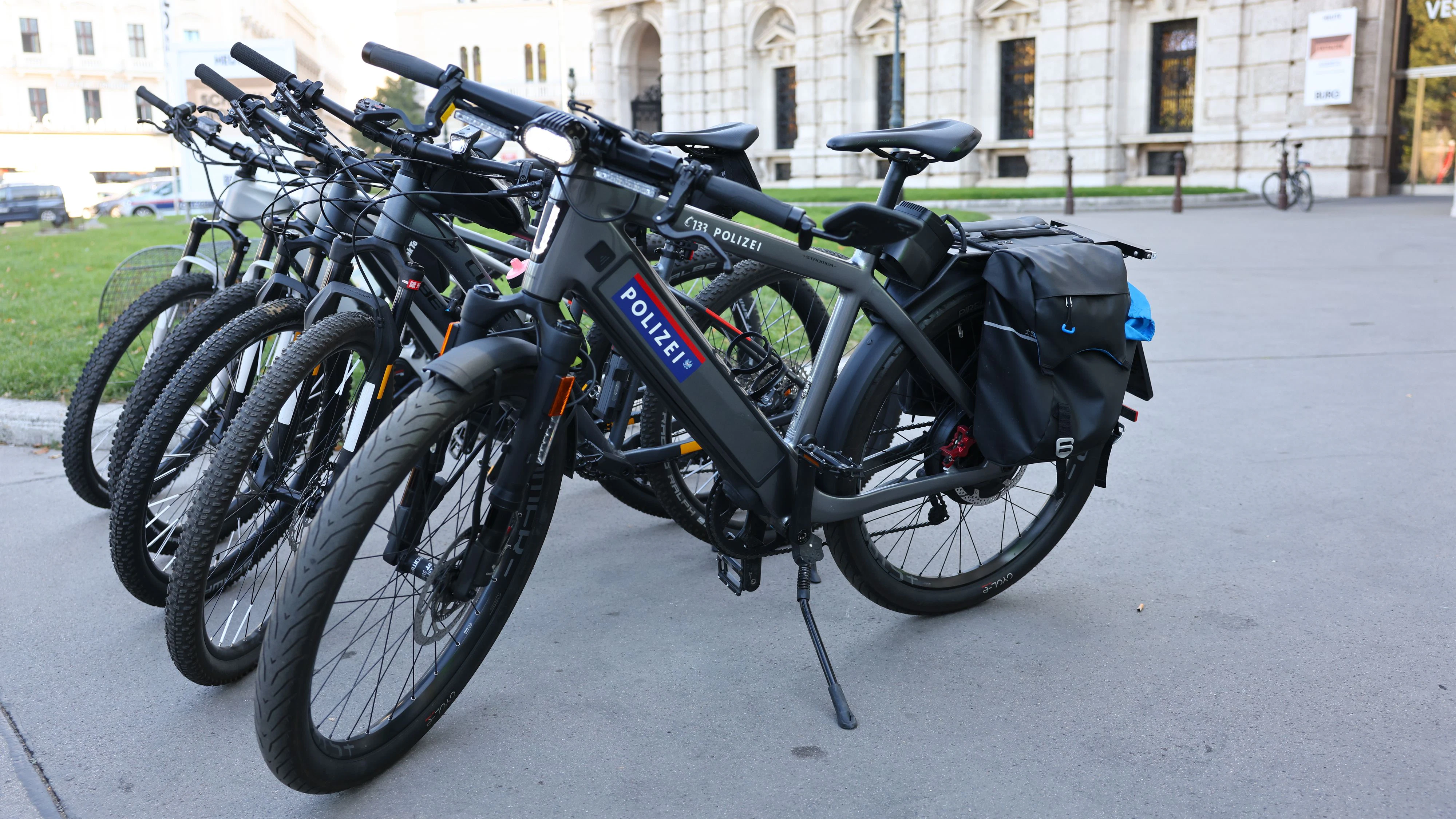 Die Polizei setzt bei den Kontrollen auch zwei S-Pedelecs (ganz vorne) ein.
