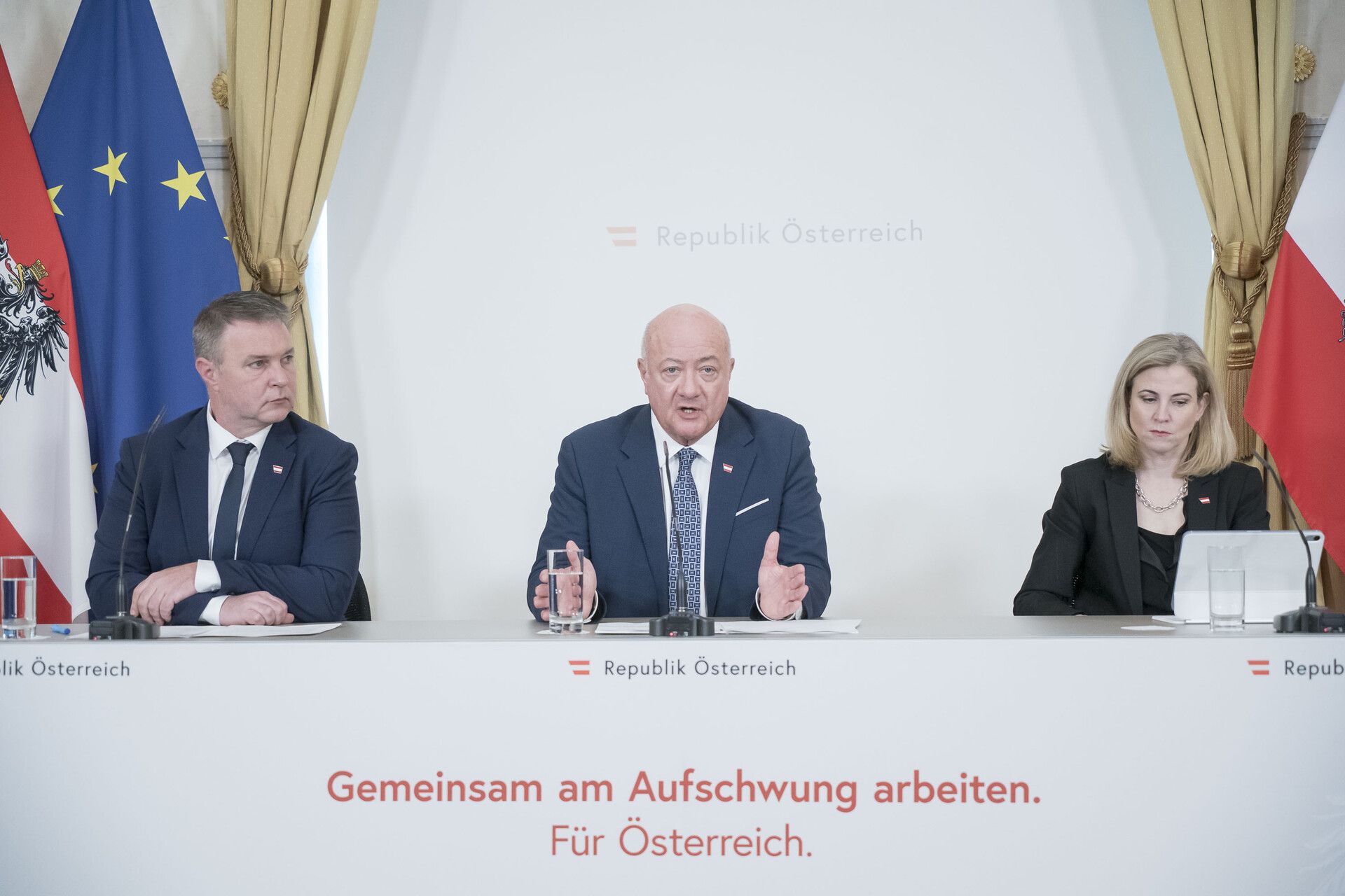 Betroffene Mienen: die Regierungsspitze mit Kanzler Stocker, Noch-Vize Babler (l.) und Außenministerin Meinl-Reisinger