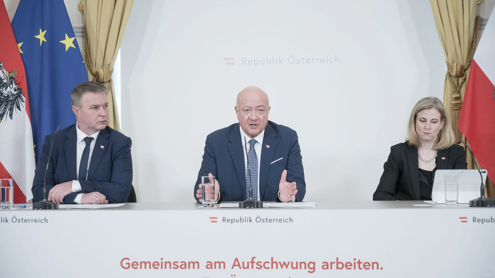 Betroffene Mienen: die Regierungsspitze mit Kanzler Stocker, Noch-Vize Babler (l.) und Außenministerin Meinl-Reisinger