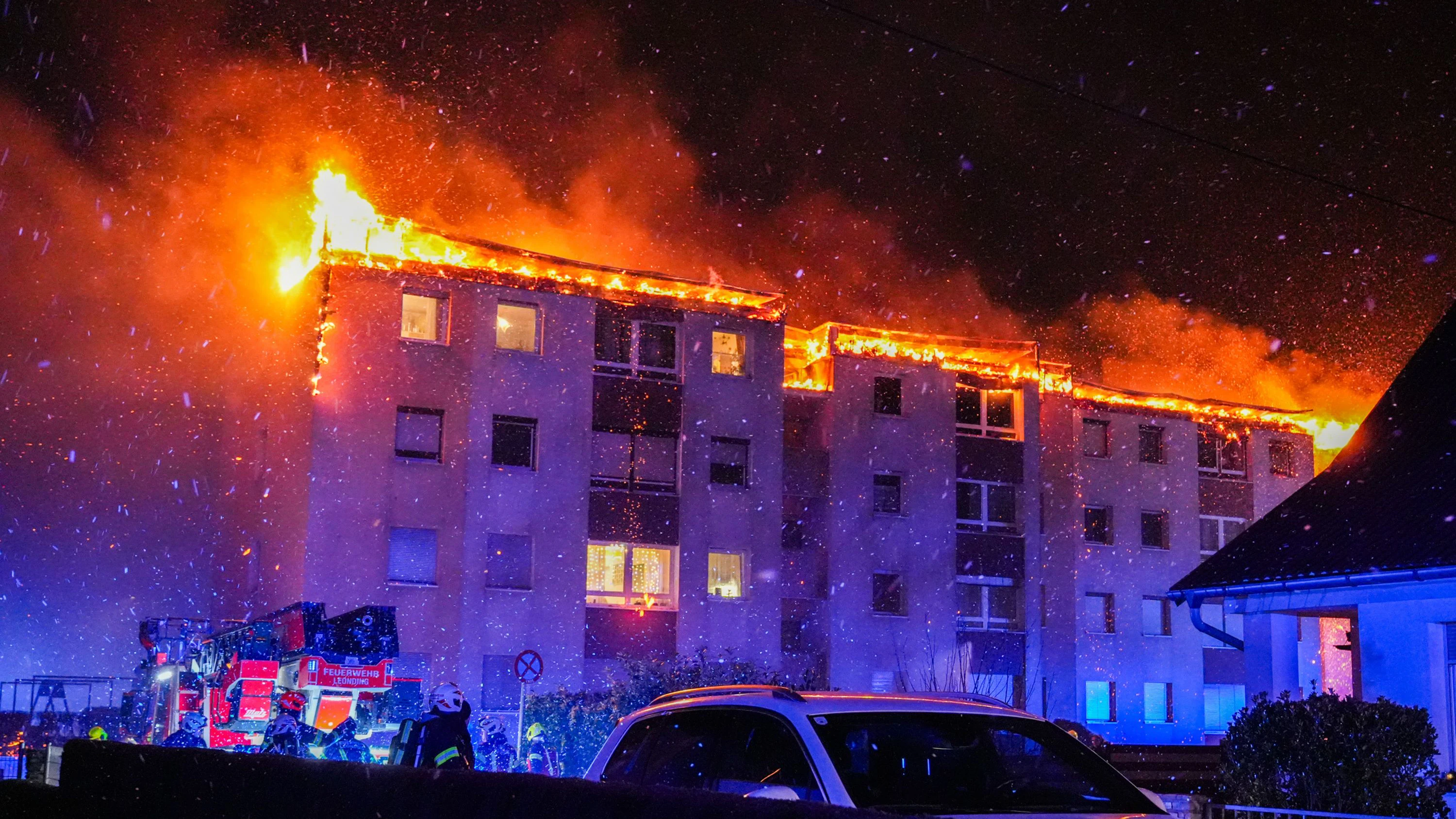 Der Wohnkomplex in Traun stand in der Silvesternacht in Flammen.