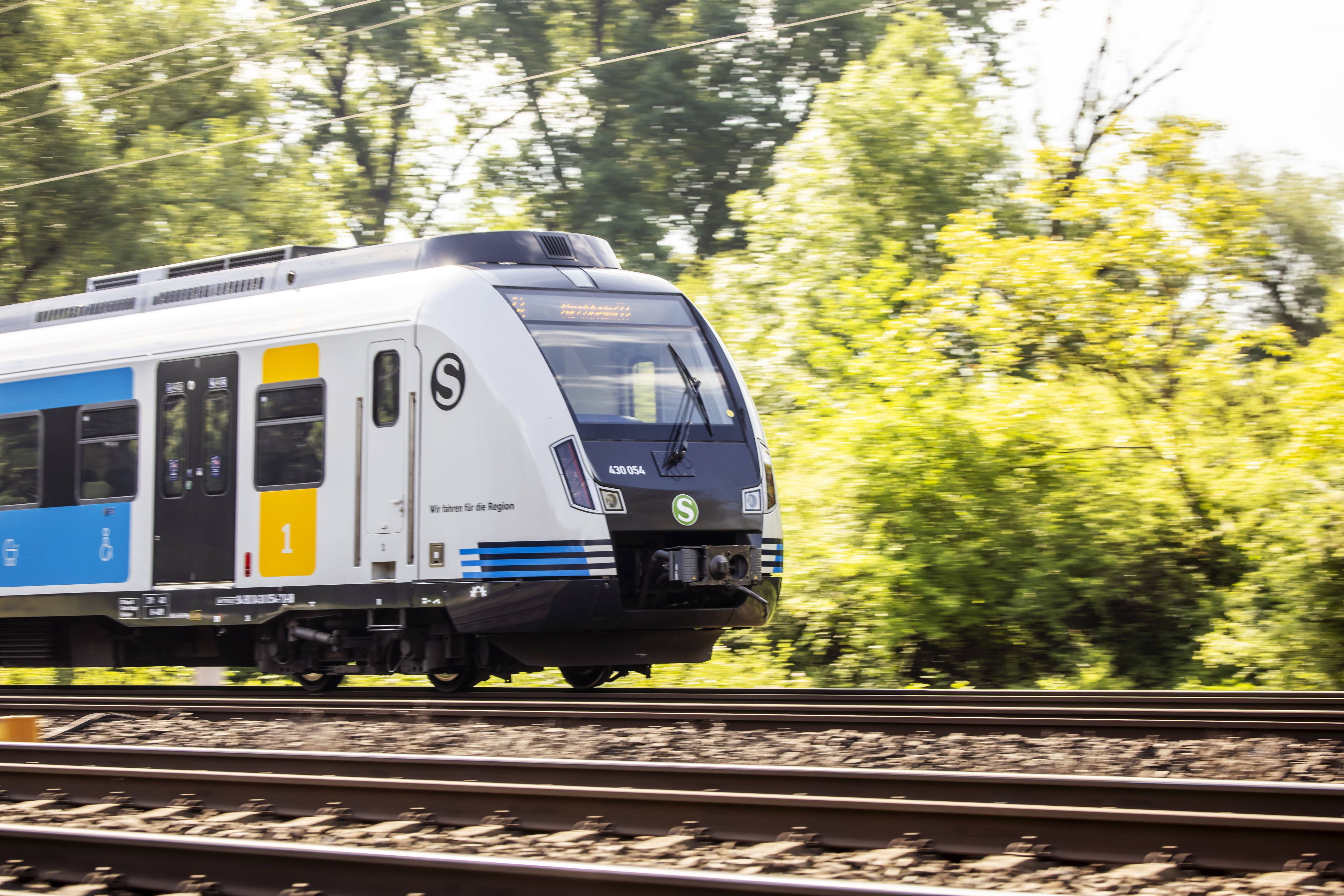 Bahnstrecke mit S-Bahn in Baden-Württemberg, Deutschland.