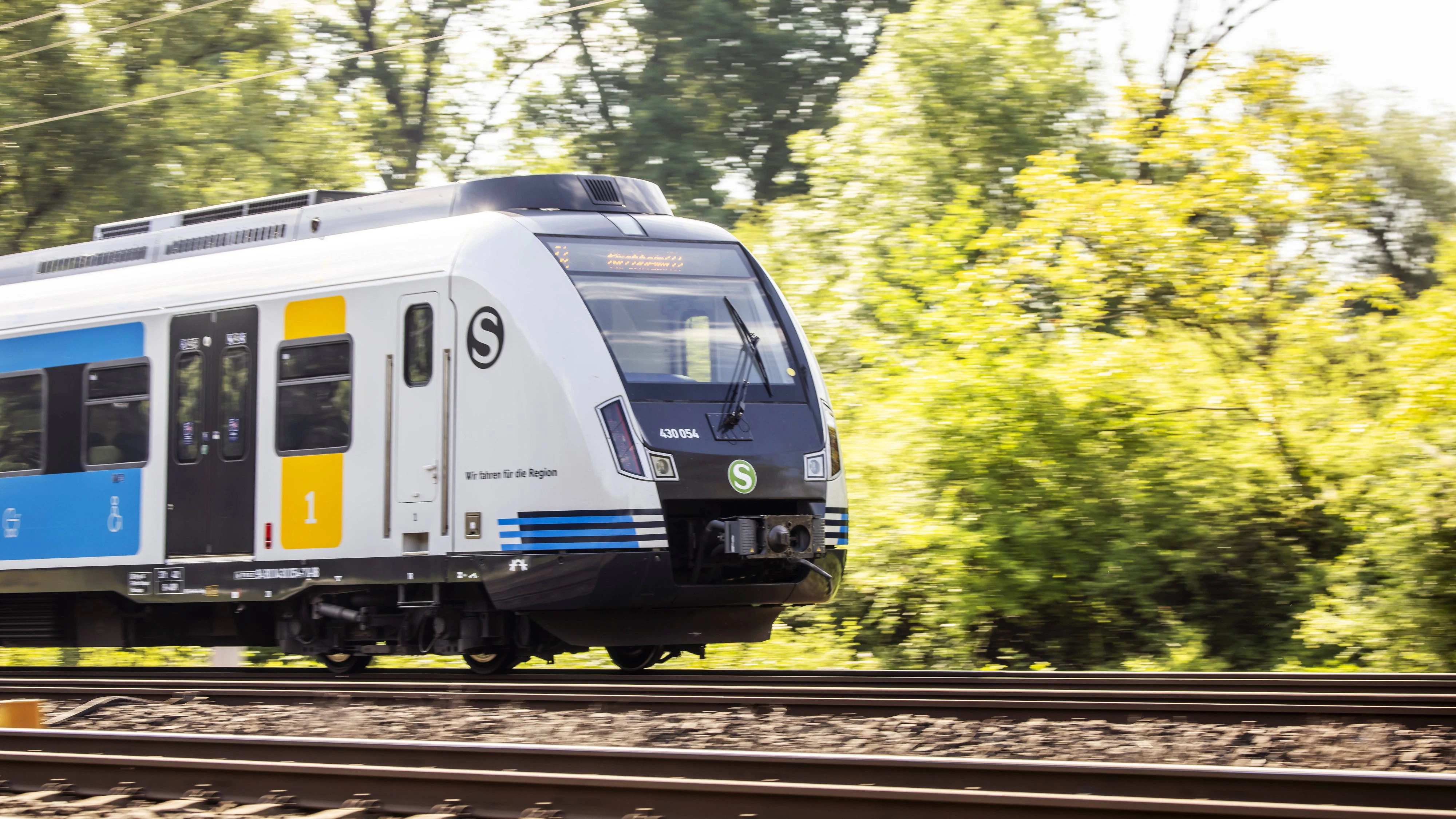 Bahnstrecke mit S-Bahn bei Altbach, Baden-Württemberg, Deutschland.