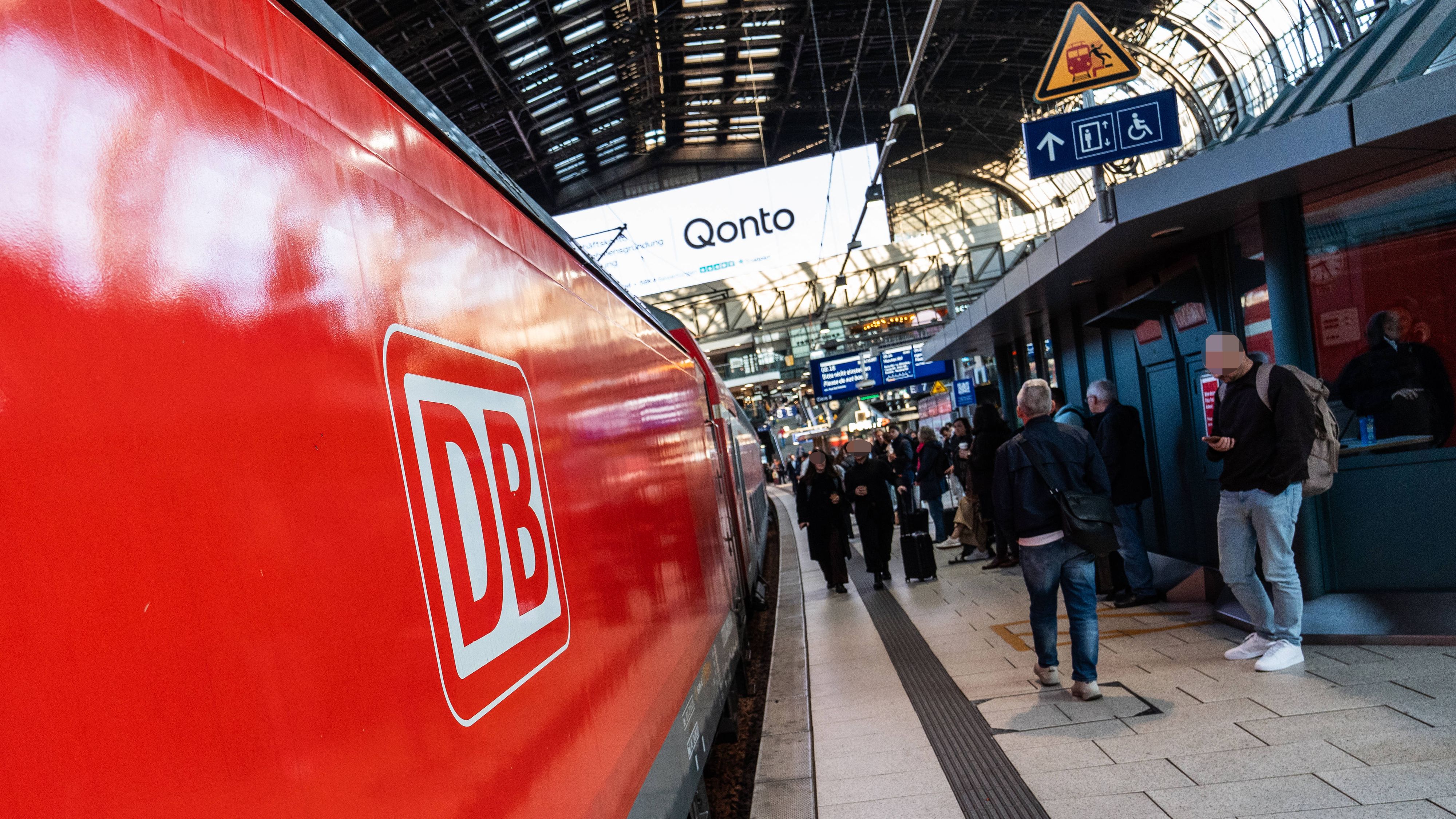 Elektro-Lokomotive der Deutsche Bahn AG am Hamburger Hauptbahnhof.
