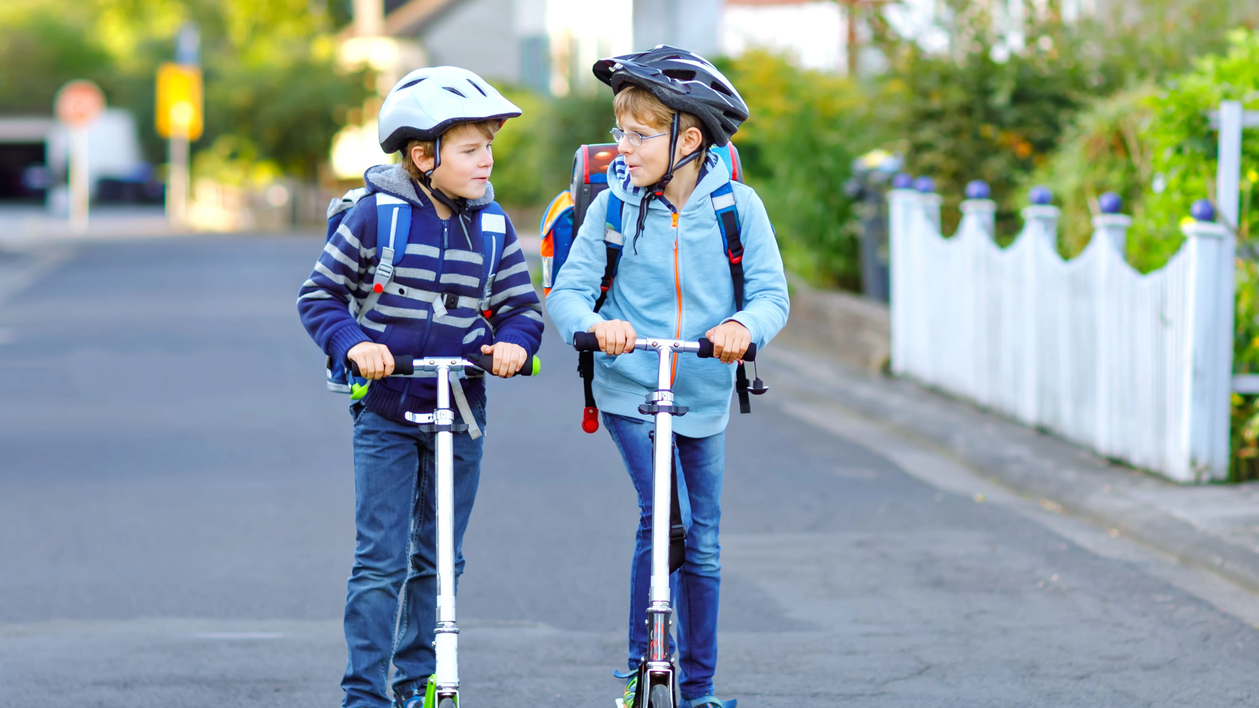 Mit dem Roller sicher zur Schule fahren.