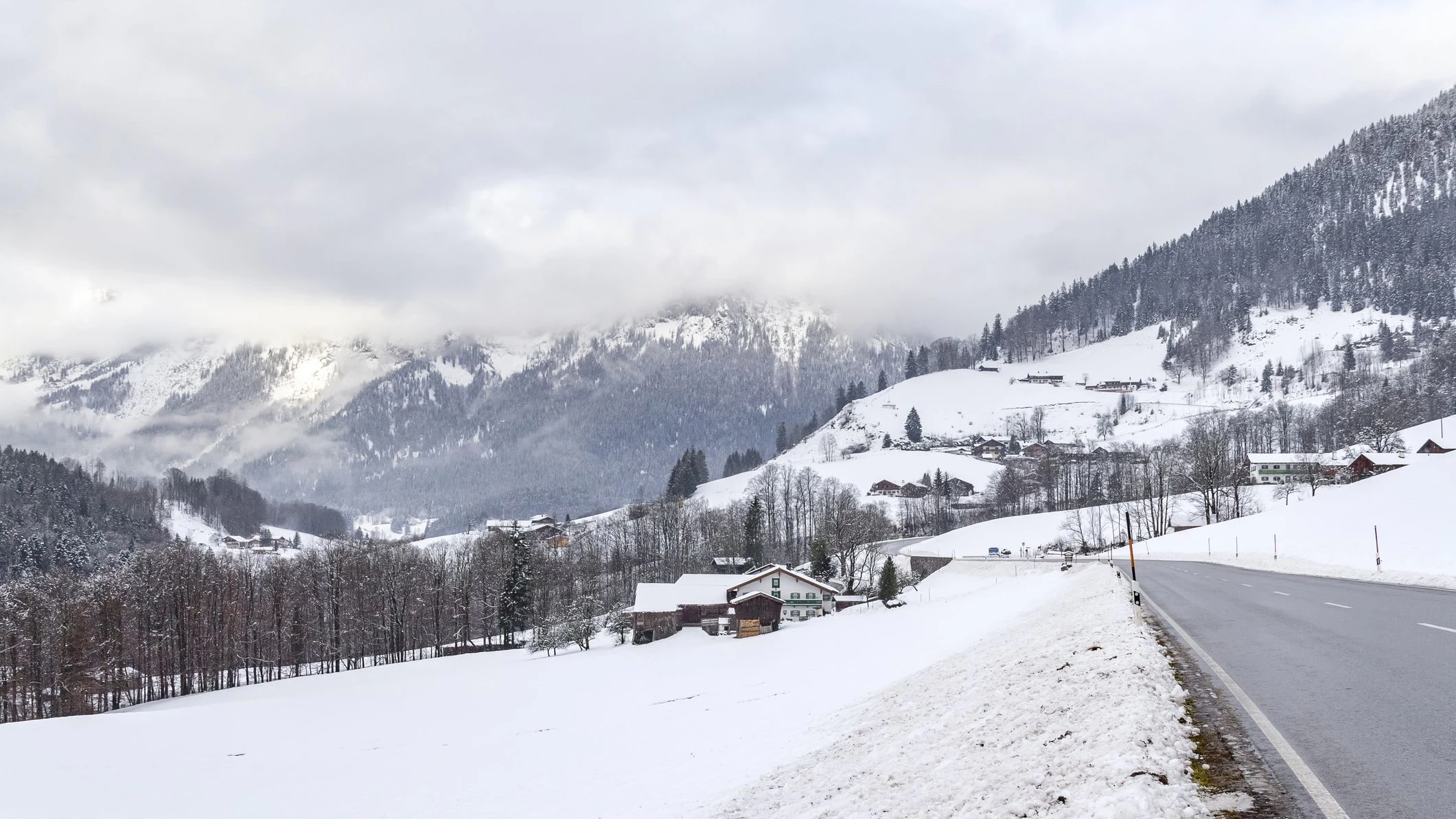 Die Schneefallgrenze liegt im Westen zunächst zwischen 1300 und 1500 m, steigt aber rasch an.