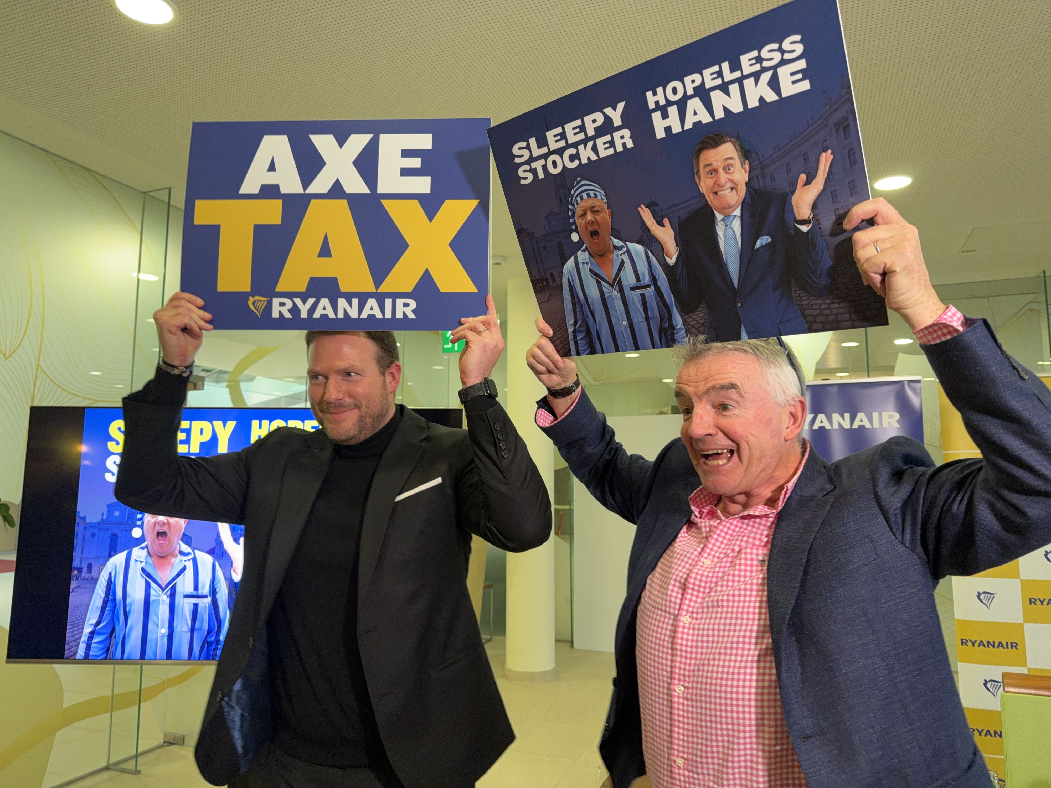 Andreas Gruber (l.) mit Ryanair-Chef Michael O’Leary am Flughafen Wien: Aktionismus gegen Luftverkehrssteuer