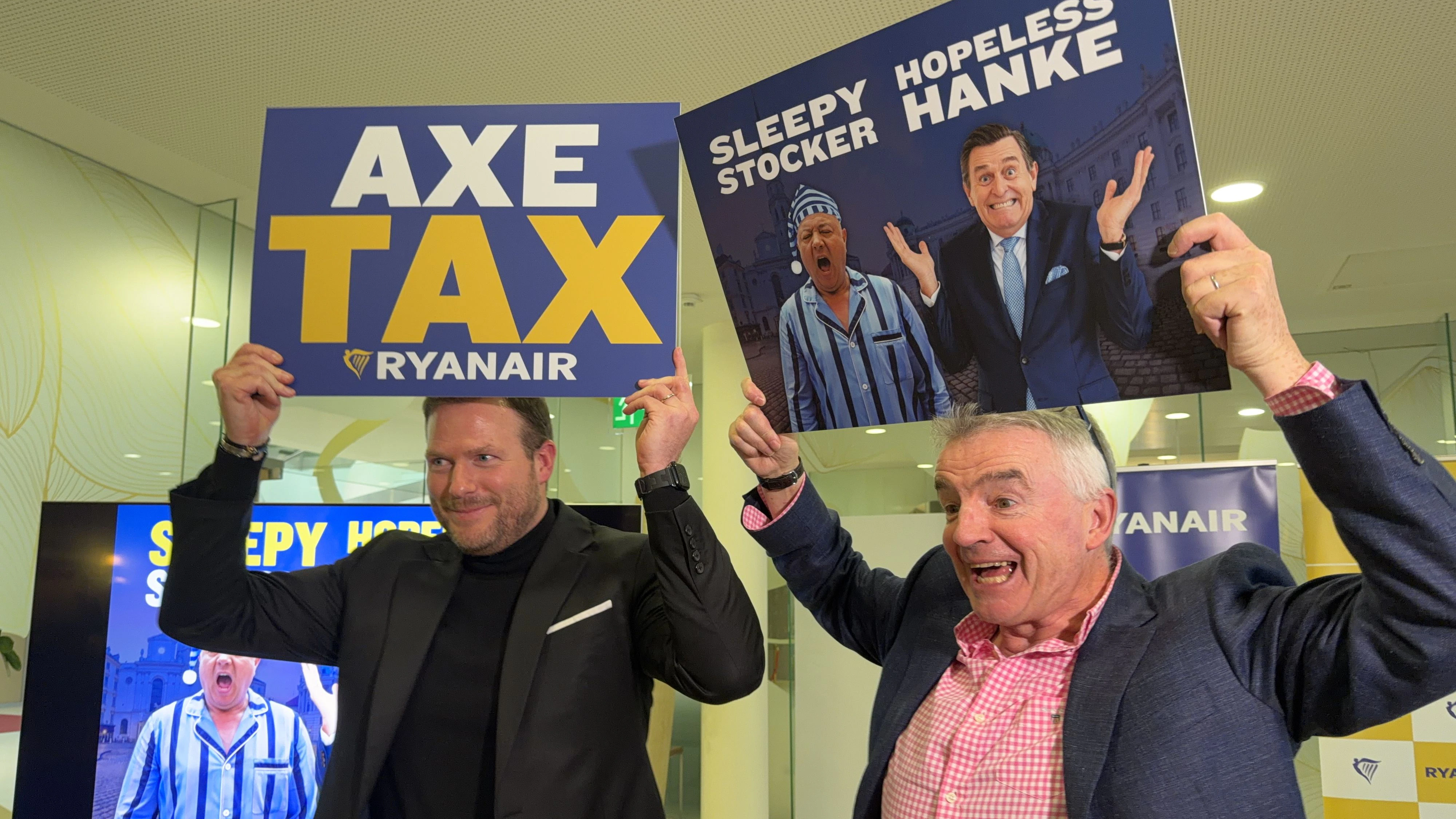 Andreas Gruber (l.) mit Ryanair-Chef Michael O’Leary: Aktionismus gegen Luftverkehrssteuer