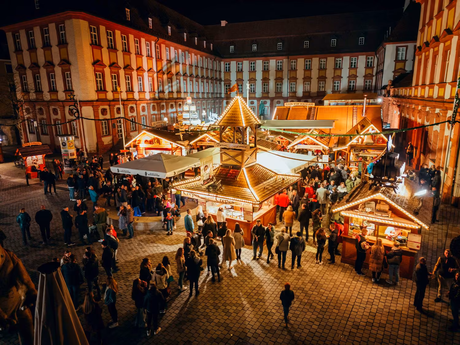 In Deutschland öffnen die ersten Weihnachtsmärkte bereits Mitte Oktober, in Österreich geht es am 6. November los.