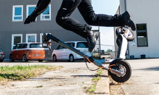 Nach einem E-Scooter-Sturz musste der Bub ins AKH geflogen werden.