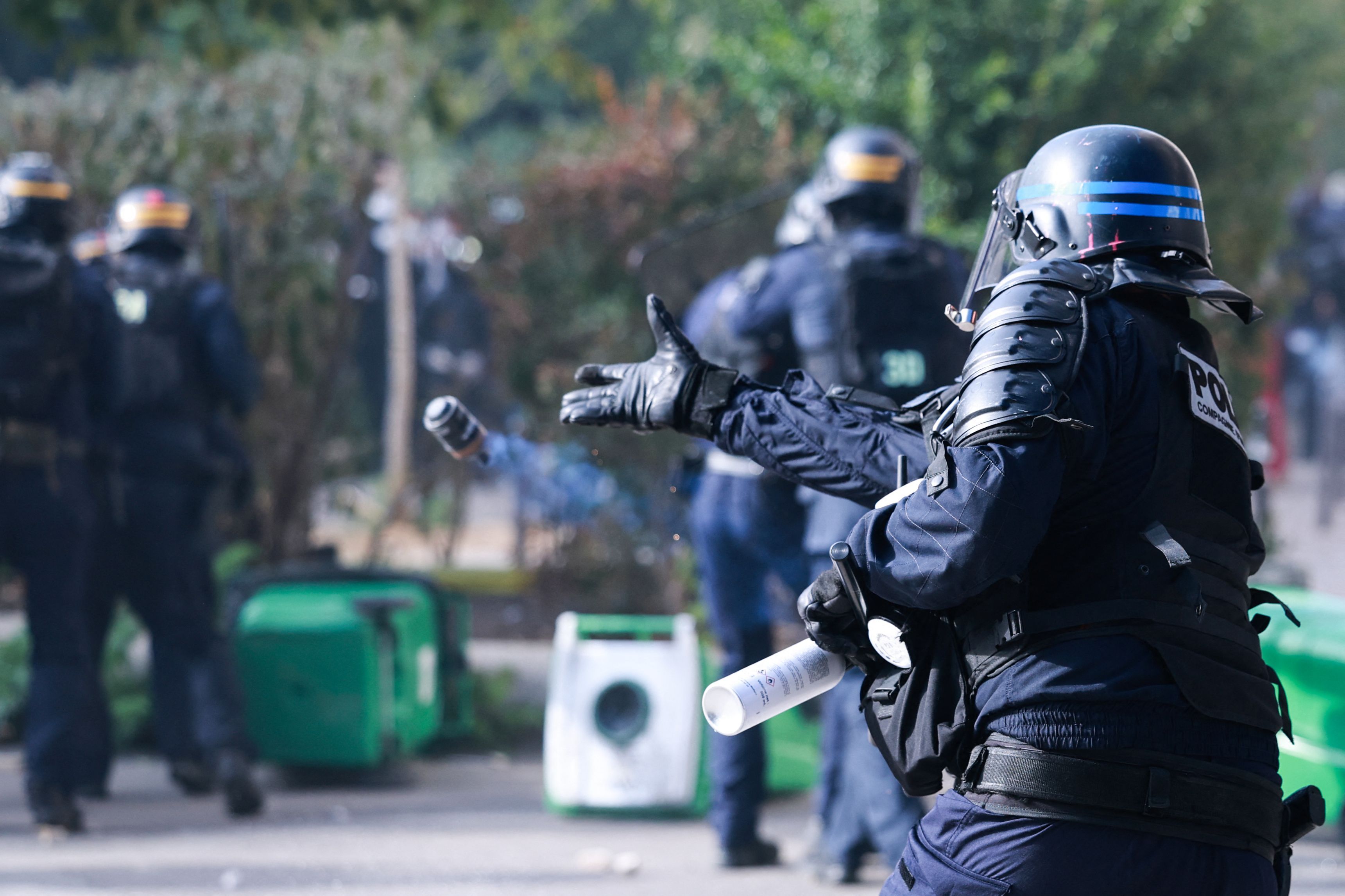 Ein Pariser Polizist wirft eine Schockgranate in Richtung einer Schülerdemo am Dienstag, 6. Oktober 2026