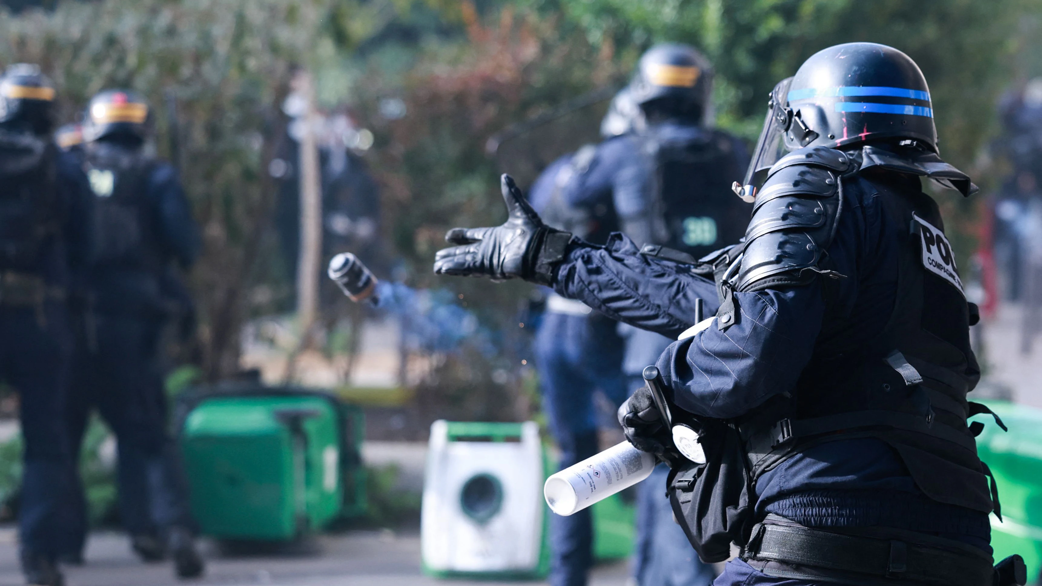 Ein Pariser Polizist wirft eine Schockgranate in Richtung einer Schülerdemo am Dienstag, 6. Oktober 2026