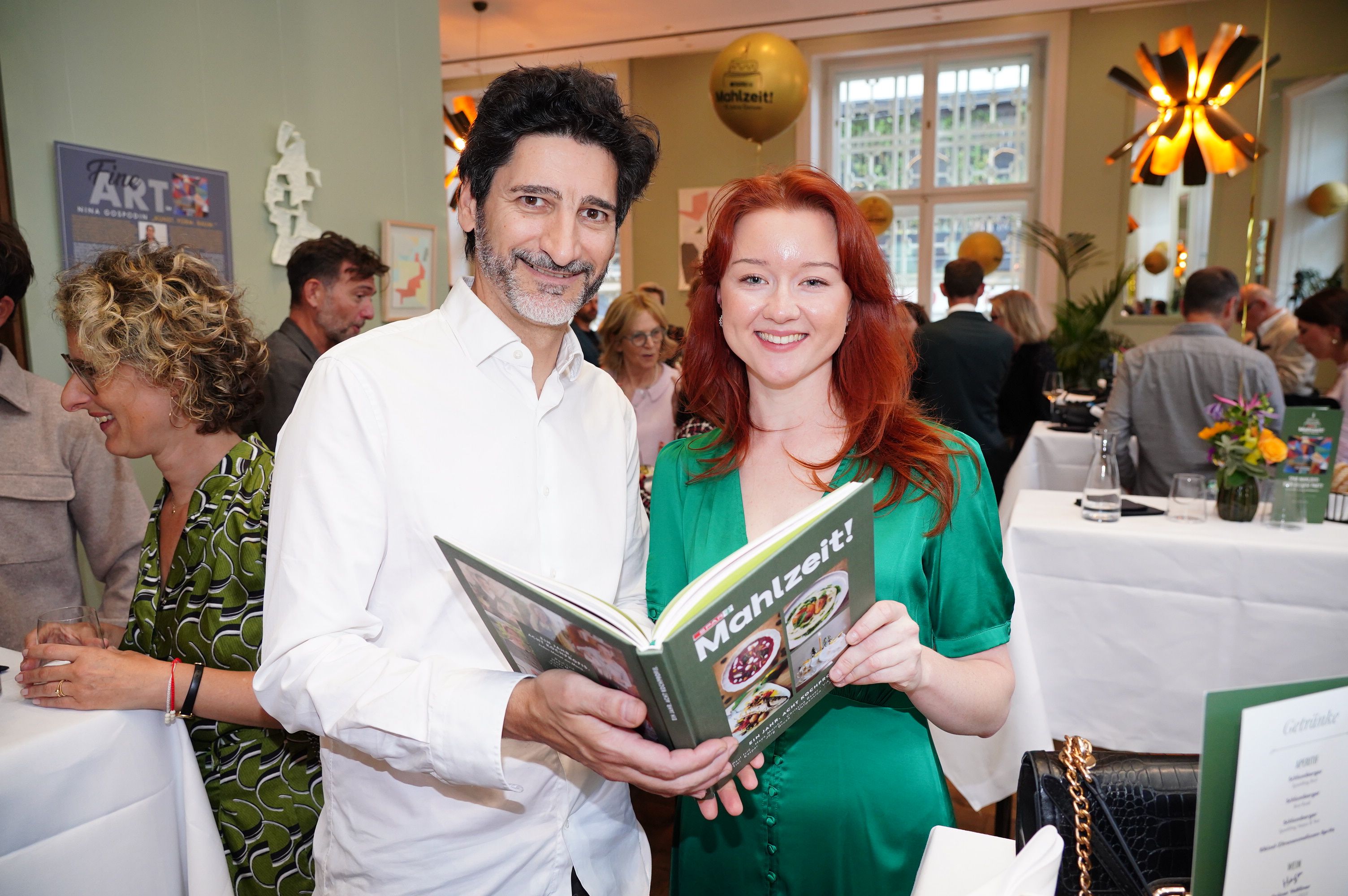 Köche unter sich: Paul Ivic´ und Viktoria Fahringer präsentierten stolz das Buch, in dem auch sie vertreten sind.