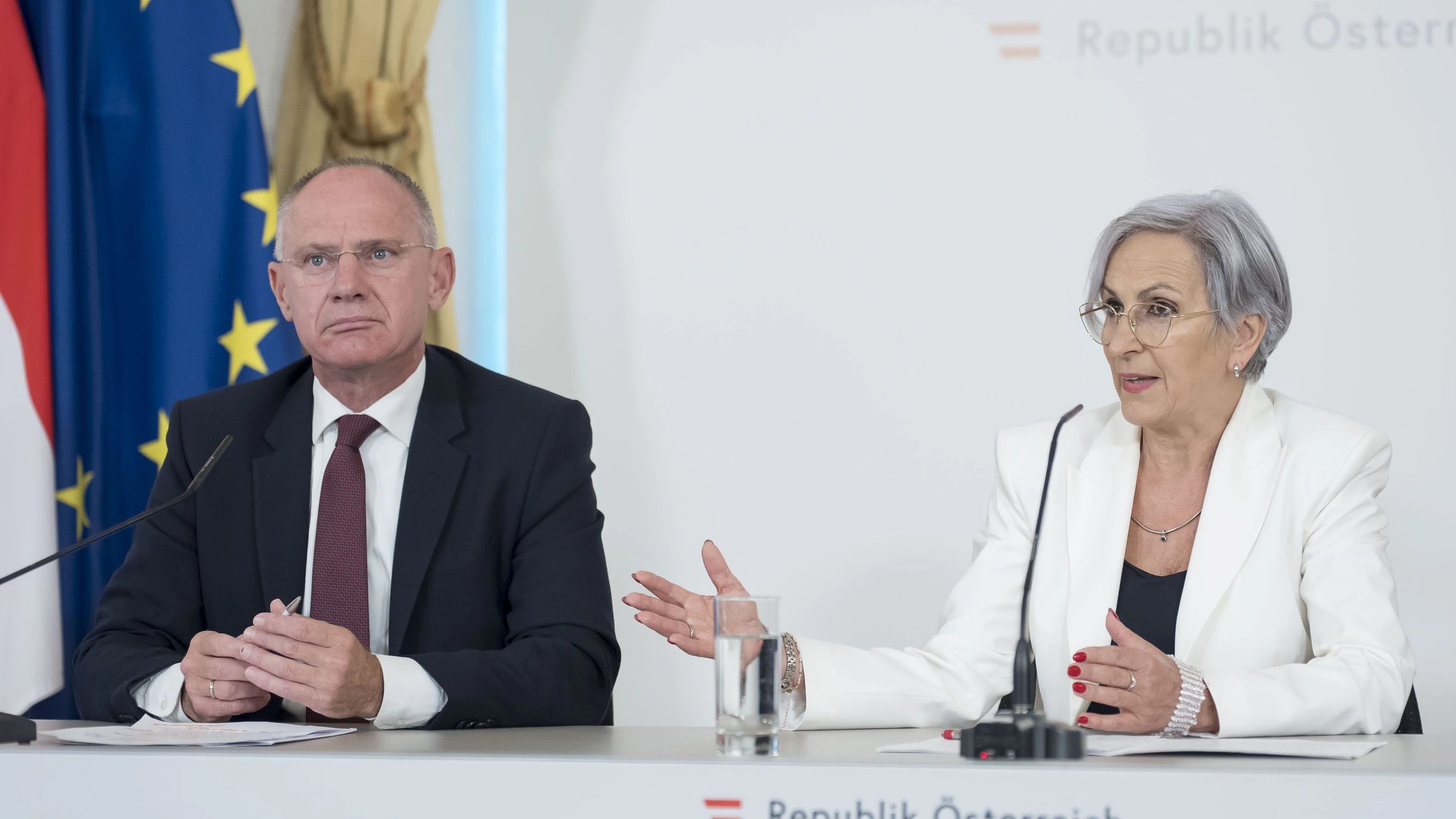 Heute.at - Wegwerf-Agenten – Regierung schließt Spionage-Lücke