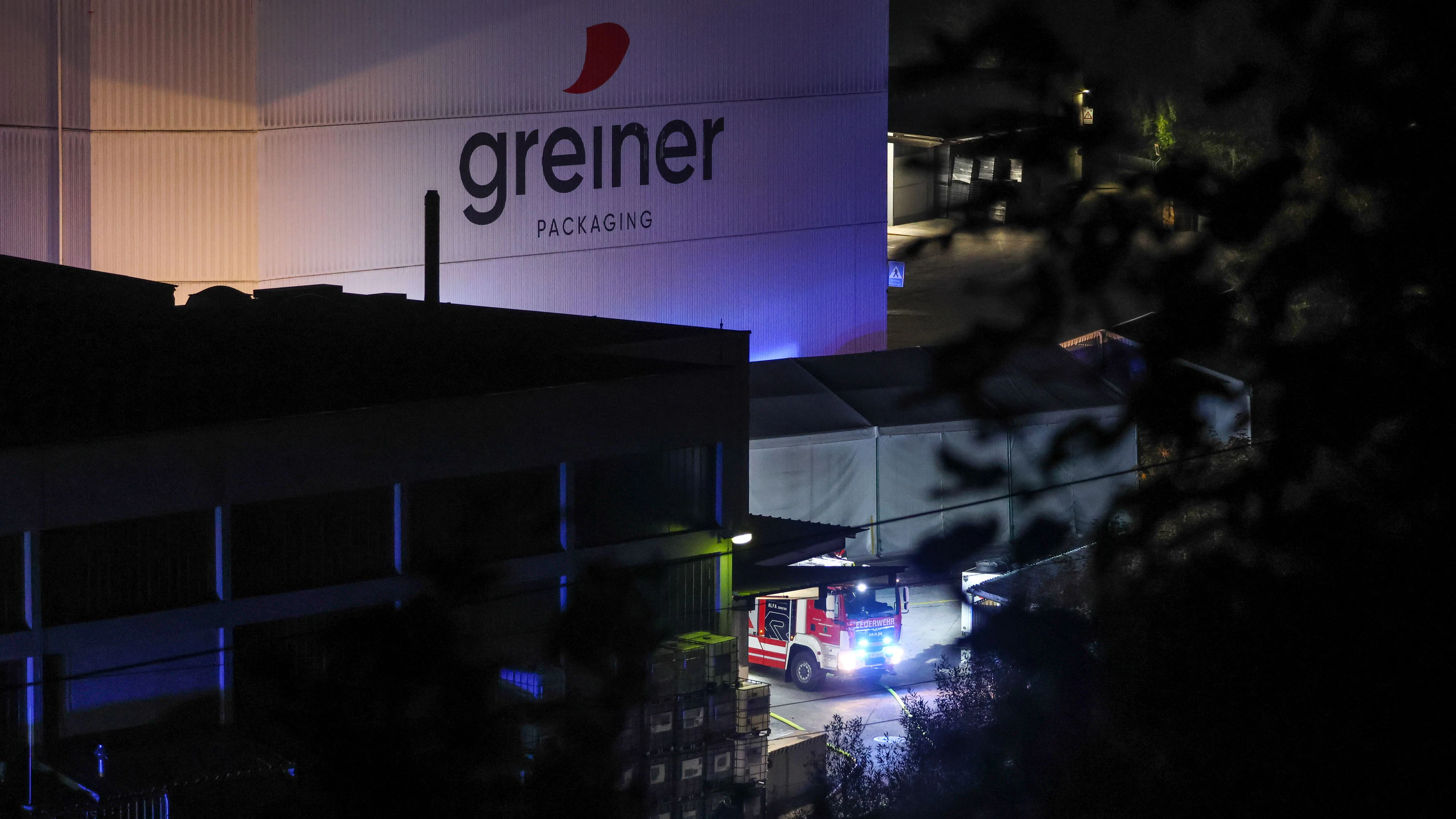 Heute.at - Großeinsatz in der Nacht! Brand bei Industriebetrieb