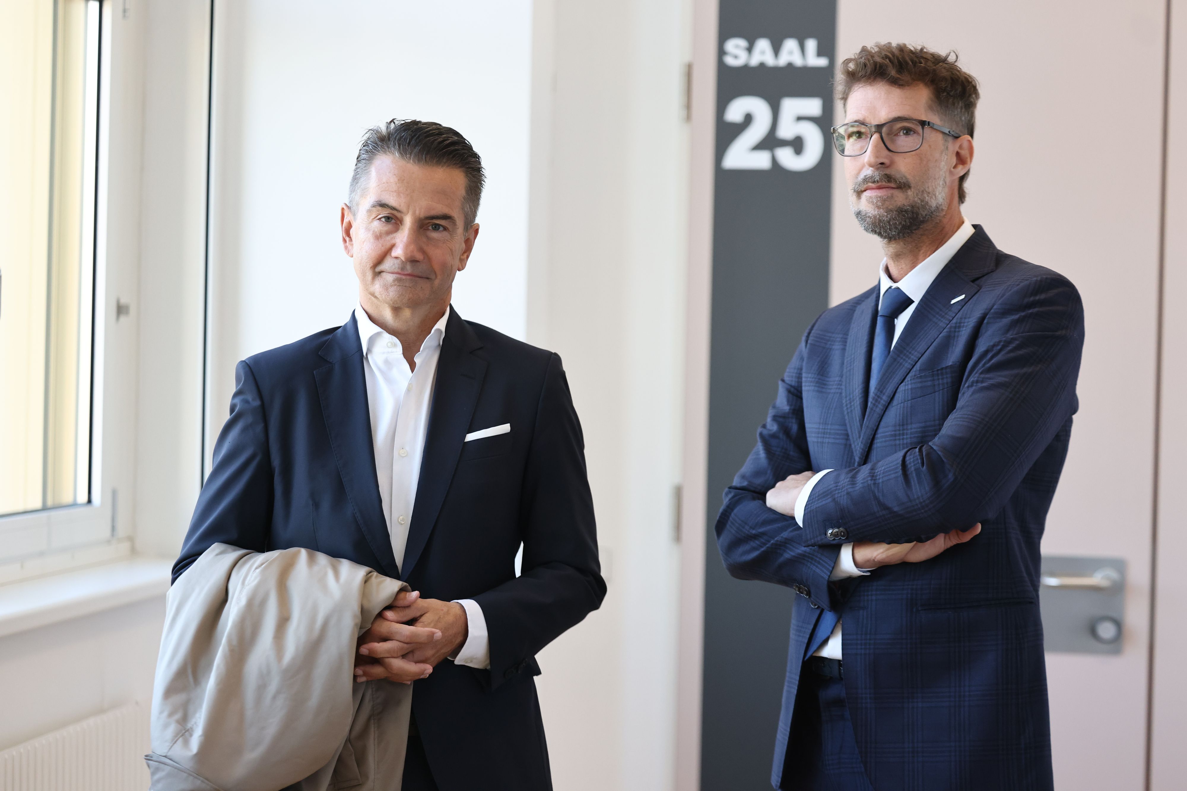 Ex-ORF-Chef Roland Weißmann mit seinem Anwalt Oliver Scherbaum.