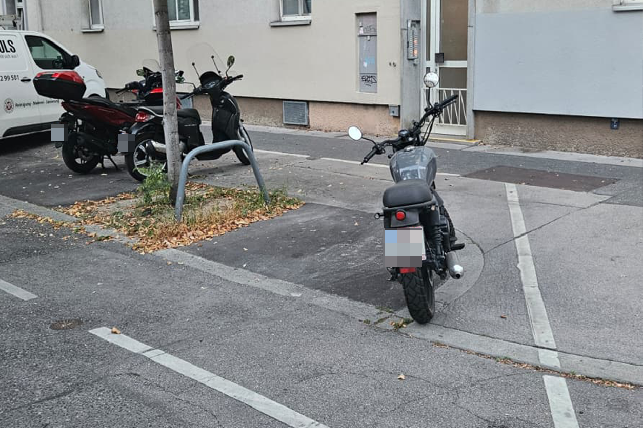 Heute.at - Motorrad mitten auf Parkplatz sorgt in Wien für Ärger
