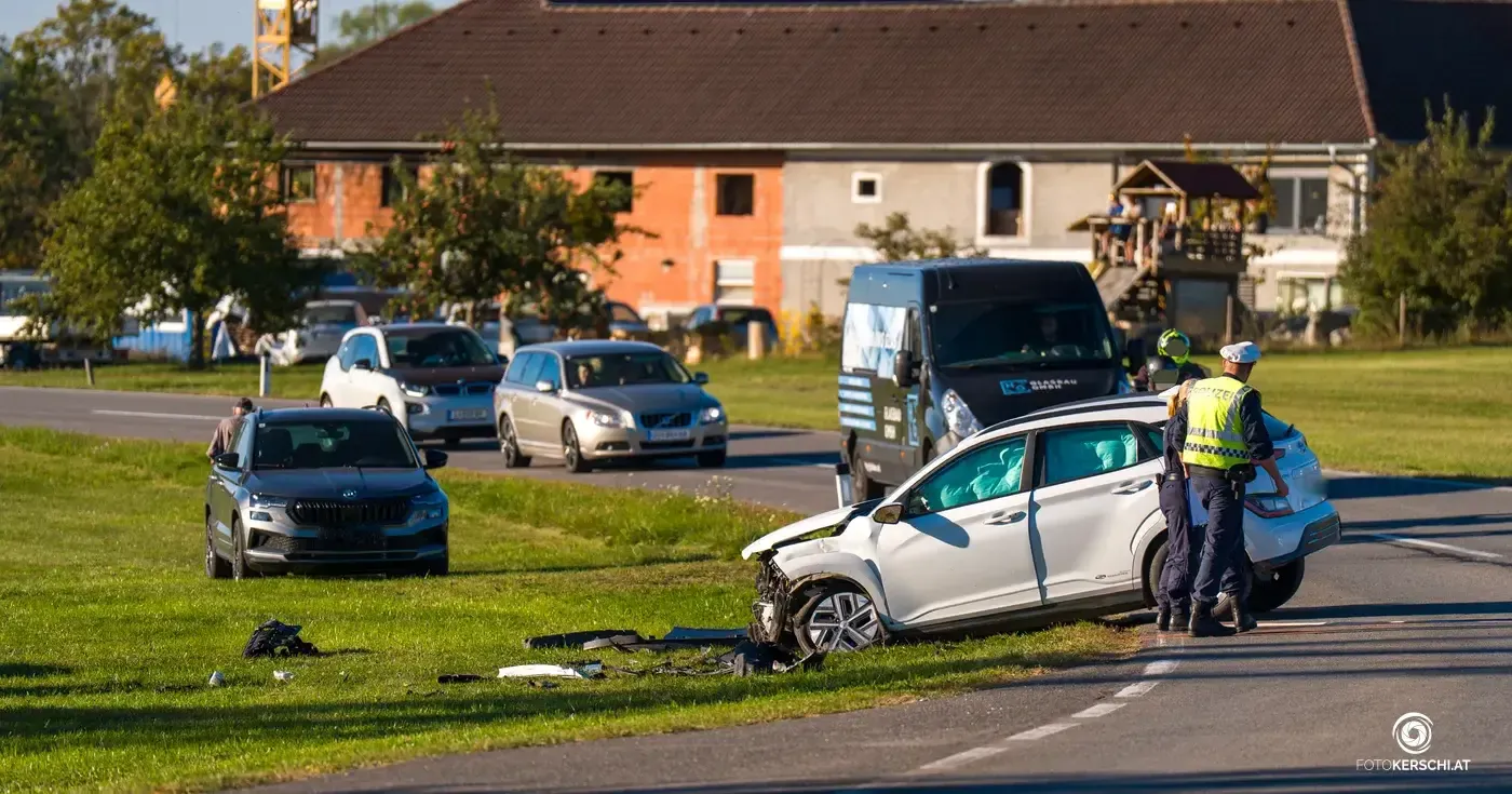 Die beiden Autos wurden durch die Wucht des Aufpralls in eine Wiese geschleudert.