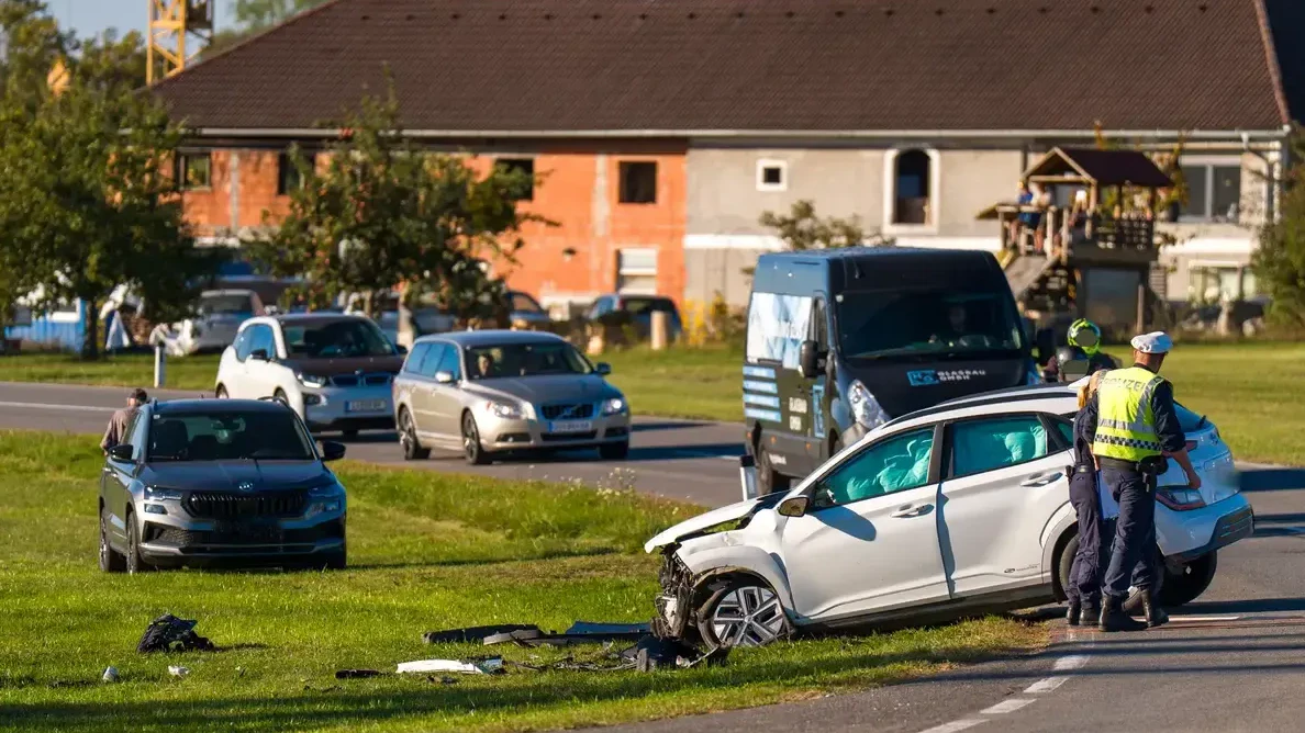 Die beiden Autos wurden durch die Wucht des Aufpralls in eine Wiese geschleudert.