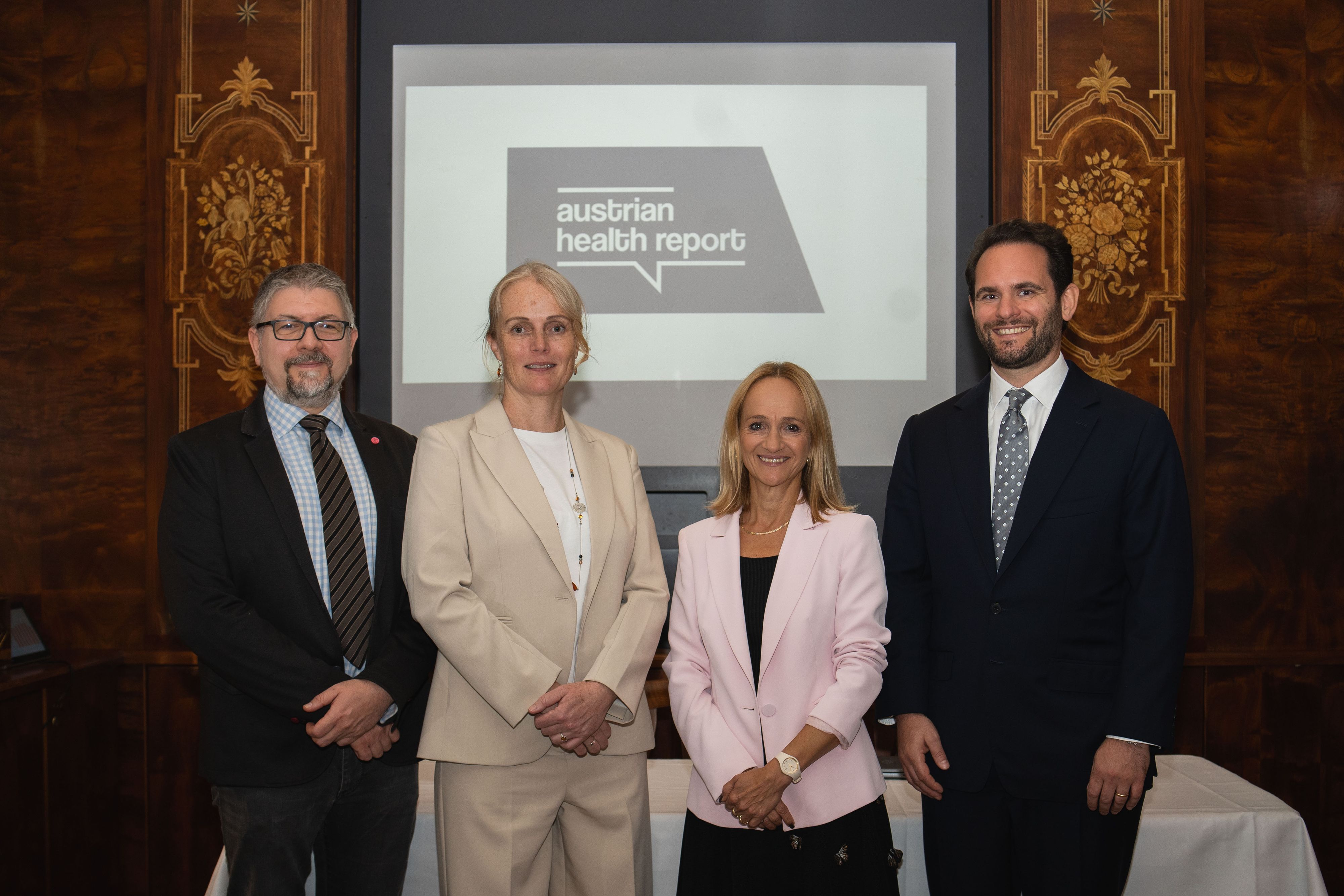 v.l.n.r. Thomas Czypionka (IHS), Eva Zeglovits (IFES), Barbara Haid (ÖBVP), Marco Pucci (Sandoz) bei der Präsentation des Austrian Health Reports