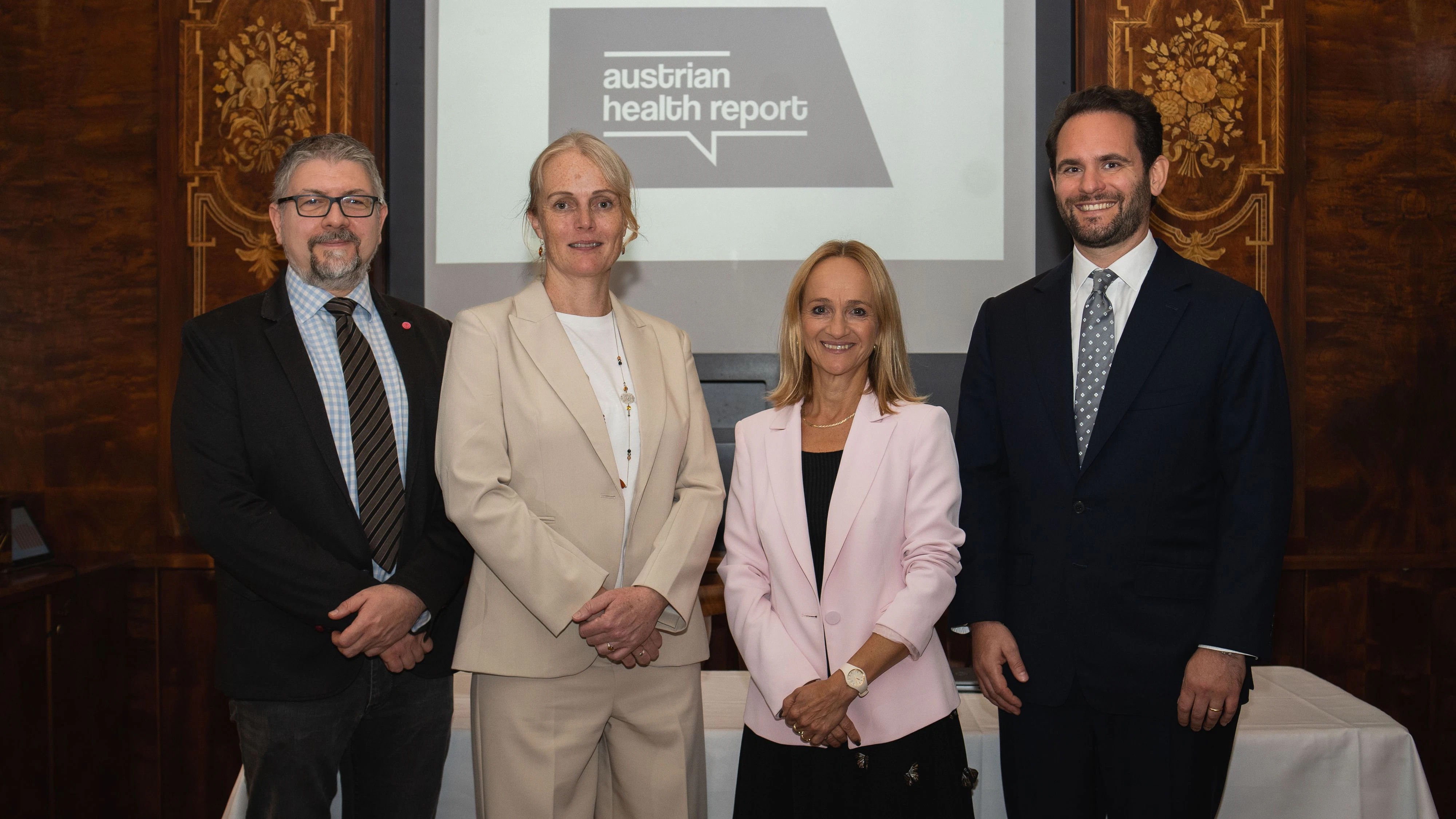 v.l.n.r. Thomas Czypionka (IHS), Eva Zeglovits (IFES), Barbara Haid (ÖBVP), Marco Pucci (Sandoz) bei der Präsentation des Austrian Health Reports