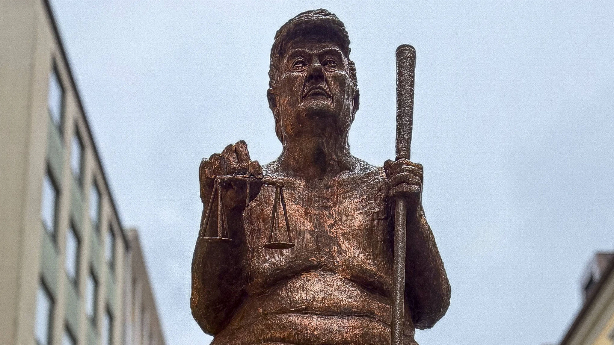 Die umstrittene Skulptur "Die Orange Pest" des dänischen Künstlers Jens Galschiøt ist eine kritische Darstellung des US-Präsidenten Donald Trump, die bereits in mehreren Städten (hier in München) gezeigt wurde.