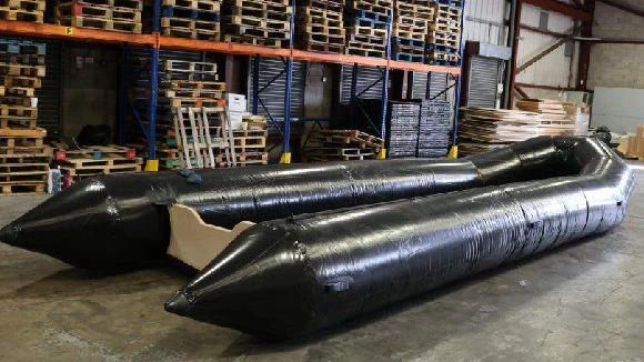 25 solcher für Schlepper bestimmte Schlauchboote wurden von der britischen Polizei am East Midlands Airport aus dem Verkehr gezogen
