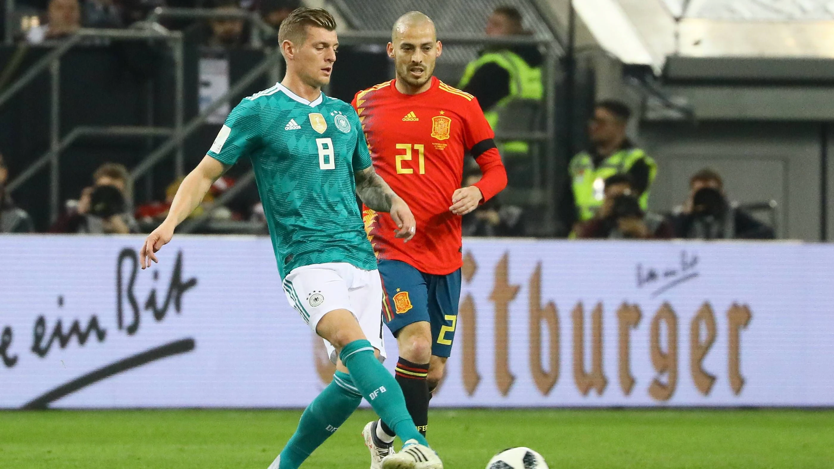 Toni Kroos (Deutschland Germany) gegen David Silva (Spanien Spain) - 23.03.2018: Deutschland vs. Spanien, Esprit Arena Düsseldorf *** Toni Kroos Germany Germany vs David Silva Spain Spain 23 03 2018 Germany vs Spain Esprit Arena Düsseldorf  