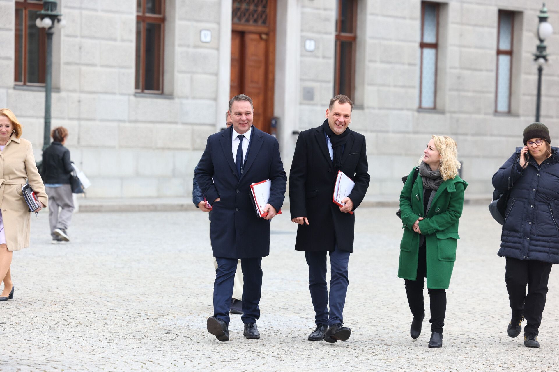Philip Kucher und Eva-Maria Holzleitner werden am Donnerstag als geschäftsführende Vorsitzende dem bisherigen Parteichef Andreas Babler (li.) zur Seite gestellt. Archivbild. 