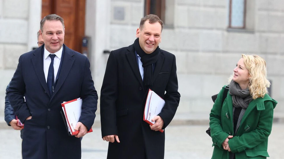 Philip Kucher und Eva-Maria Holzleitner werden am Donnerstag als geschäftsführende Vorsitzende dem bisherigen Parteichef Andreas Babler (li.) zur Seite gestellt. Archivbild. 