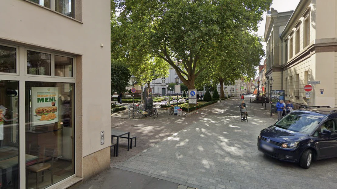 Der Vorfall ereignete sich vor einem Schnellrestaurant auf dem Wilhelmsplatz in Göttingen