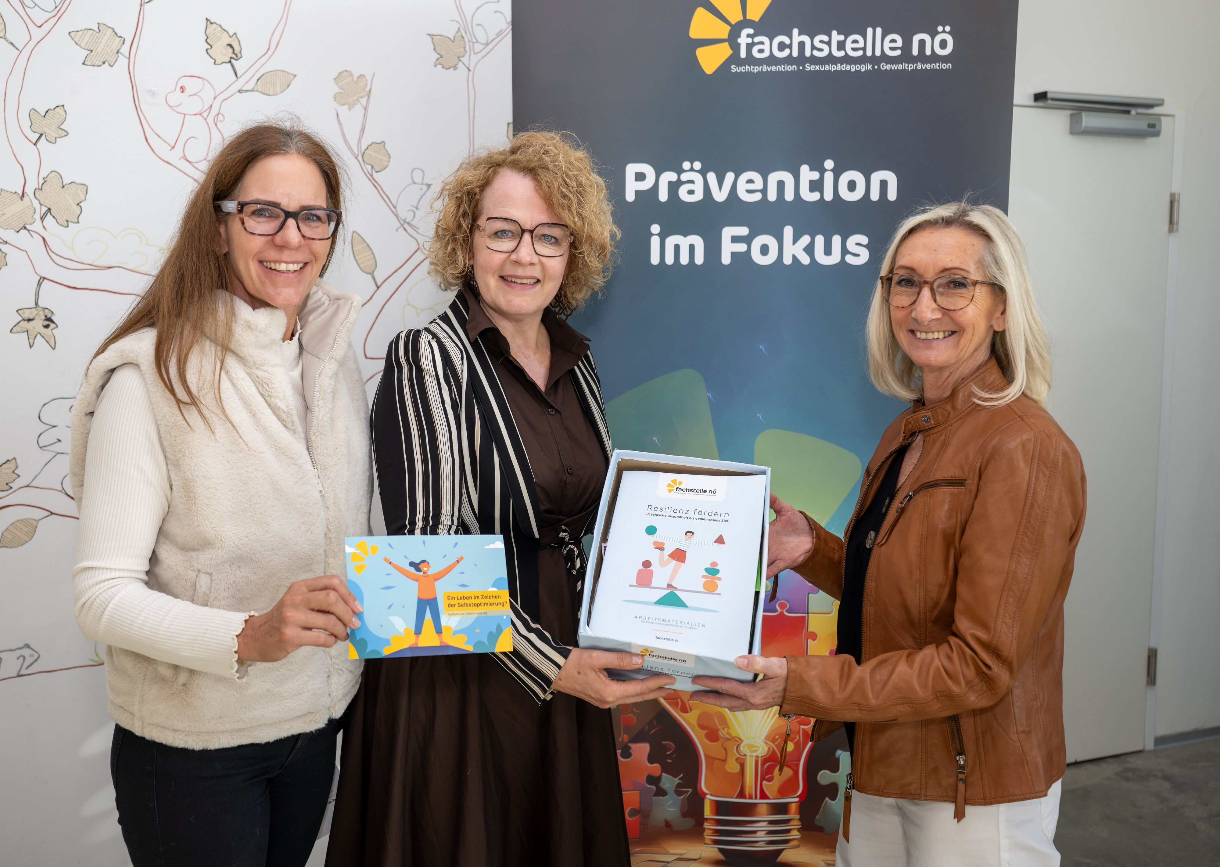 v.l.n.r.: Geschäftsführerin der Fachstelle für Prävention NÖ und Suchtkoordinatorin Ursula Hörhan, Bildungs-Landesrätin Christiane Teschl-Hofmeister (ÖVP) und Schulleitung der SMS Wölbling Petra Schrott