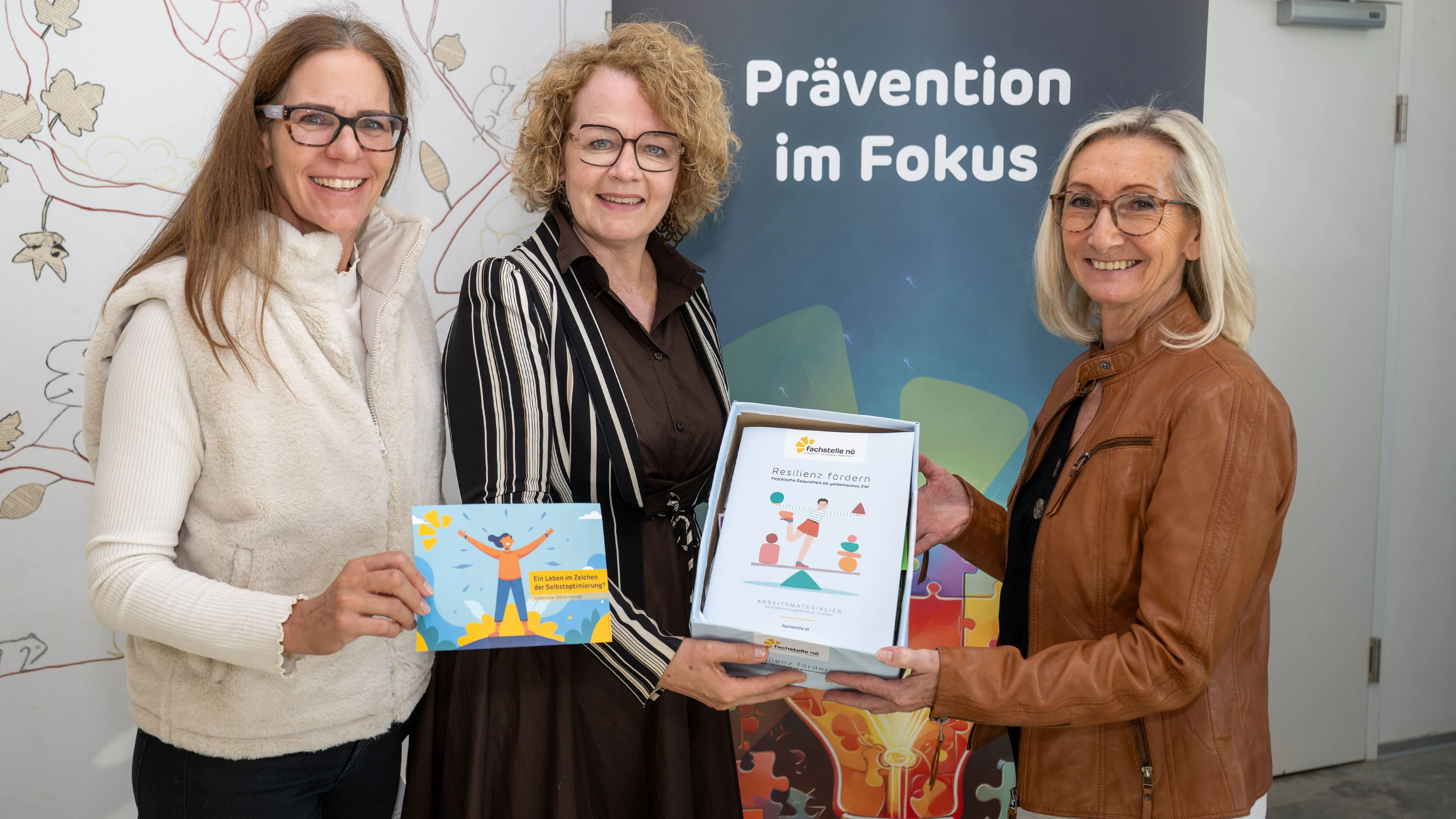 v.l.n.r.: Geschäftsführerin der Fachstelle für Prävention NÖ und Suchtkoordinatorin Ursula Hörhan, Bildungs-Landesrätin Christiane Teschl-Hofmeister (ÖVP) und Schulleitung der SMS Wölbling Petra Schrott