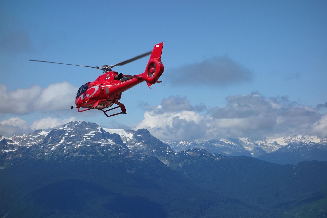 Rettungshubschrauber über kanadischen Bergen