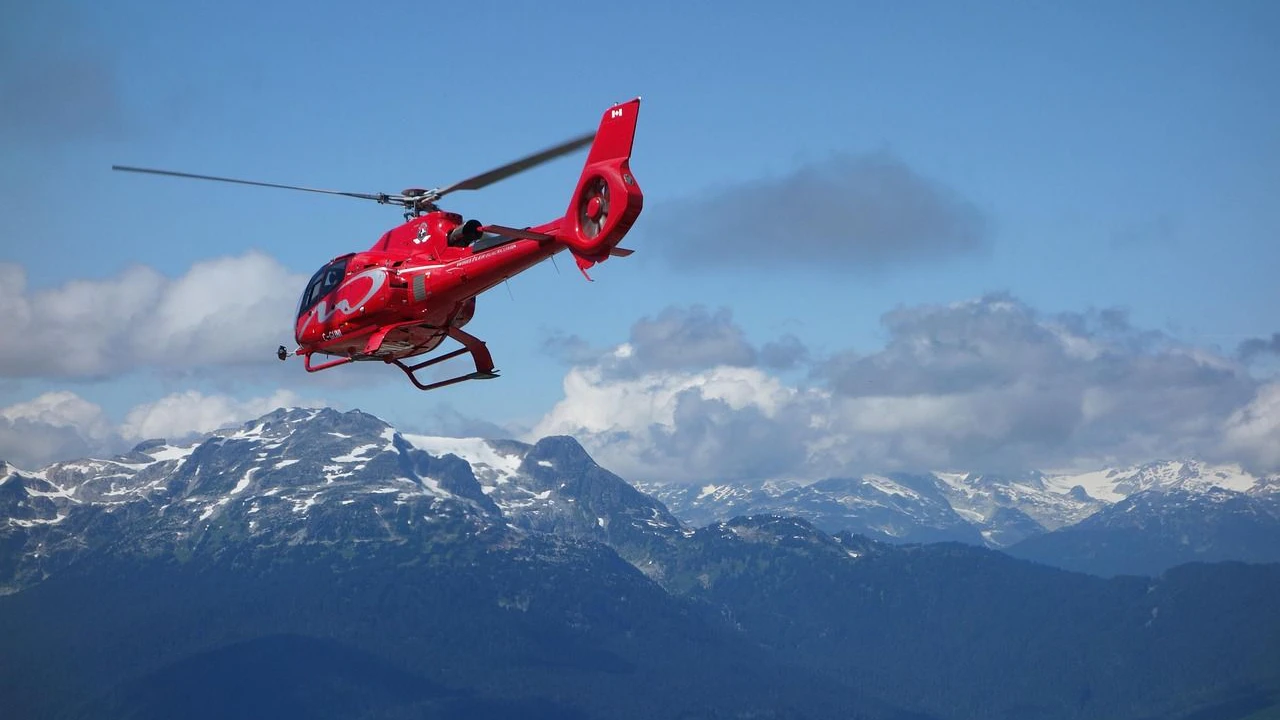 Rettungshubschrauber über kanadischen Bergen
