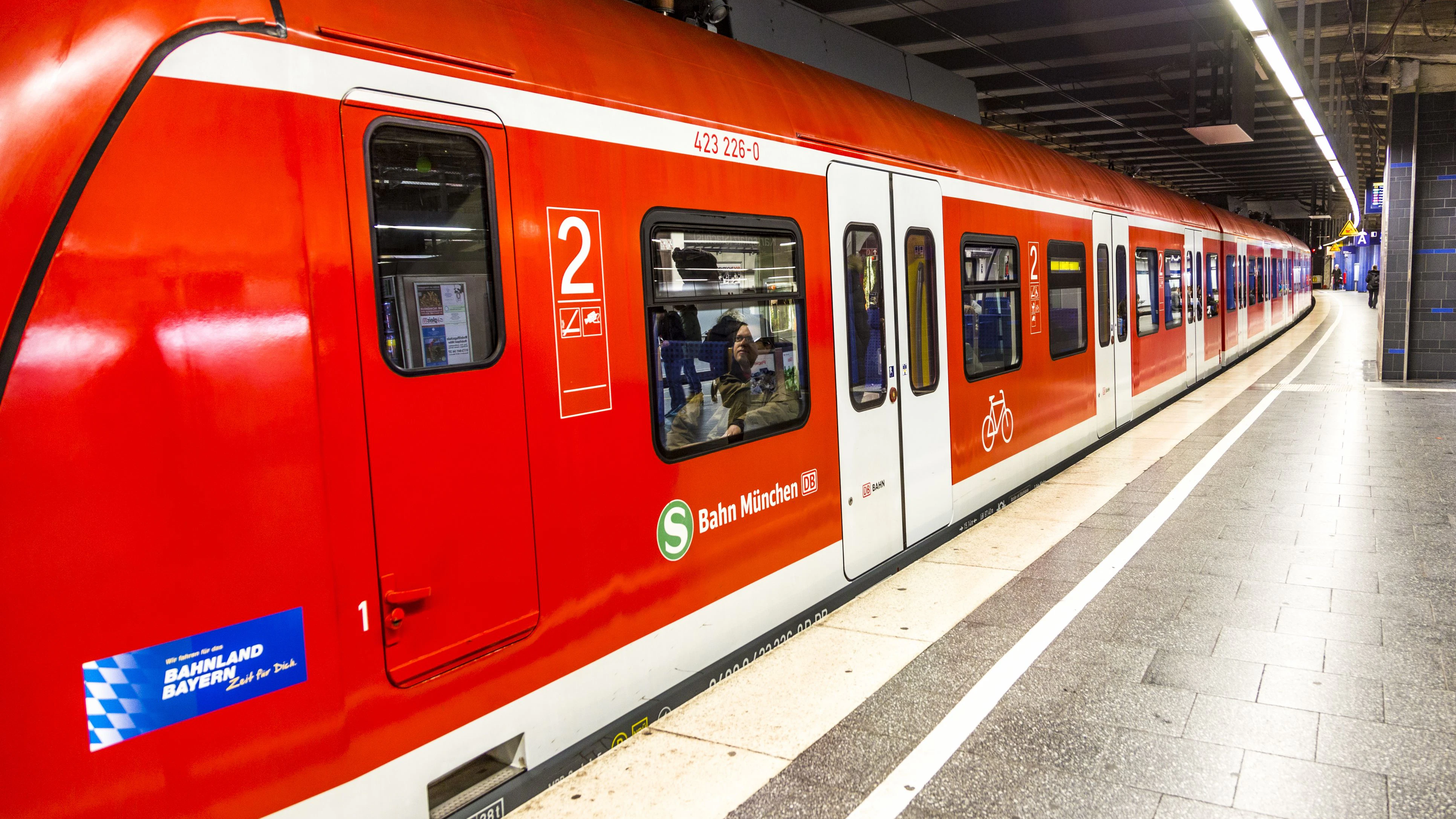 Gleich zwei gefährliche Zwischenfälle auf Münchner S-Bahn-Strecken beschäftigen die Bundespolizei. 