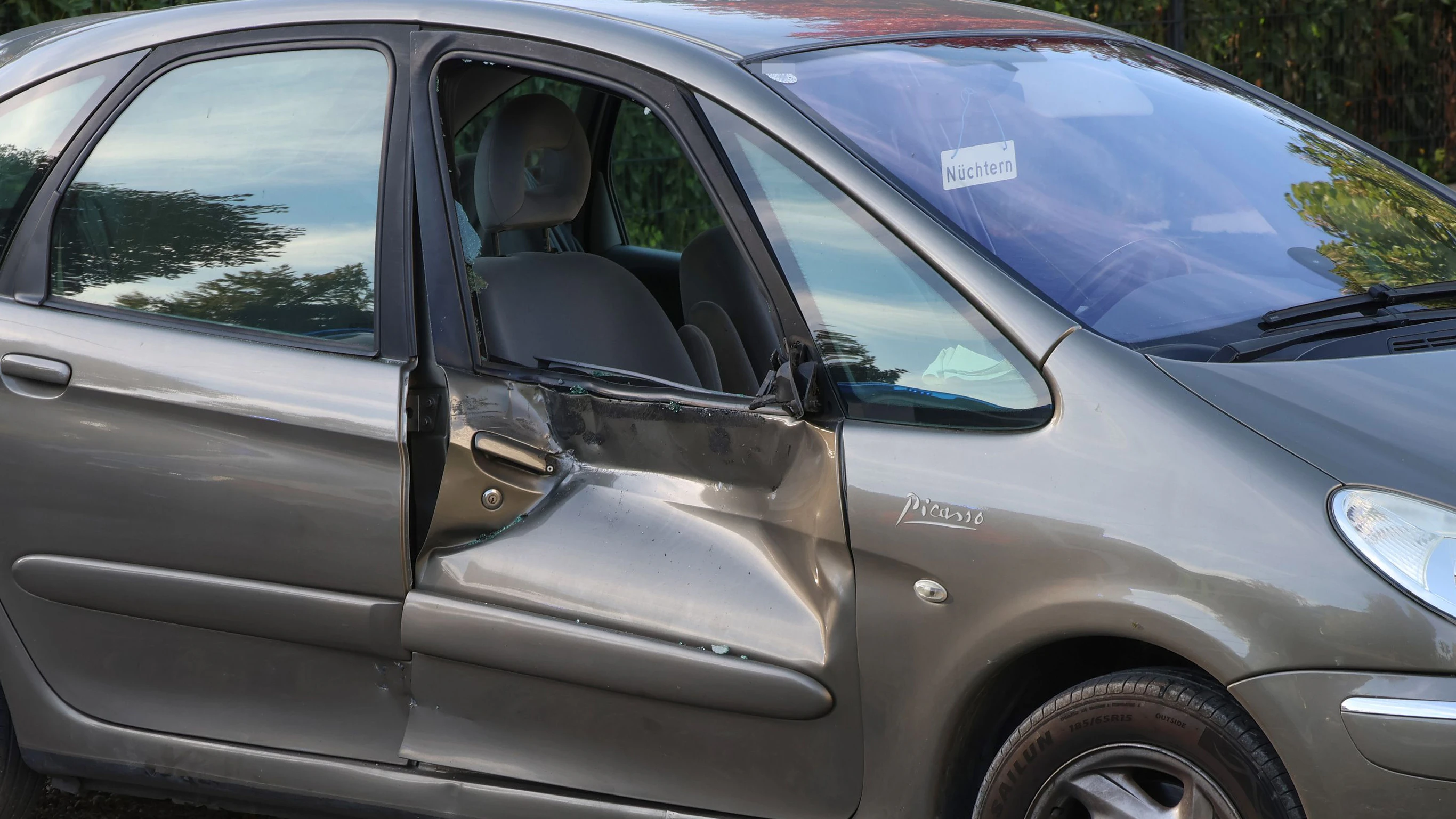 Das Schild verspricht "Nüchtern". Laut Polizei gab der 81-Jährige an, wegen der tiefstehenden Sonne das Rotlicht nicht erkannt zu haben.