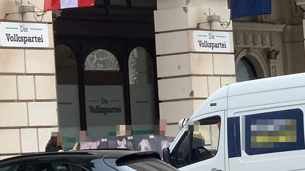 Protest-Aktion vor Parteizentralen in Wiener City