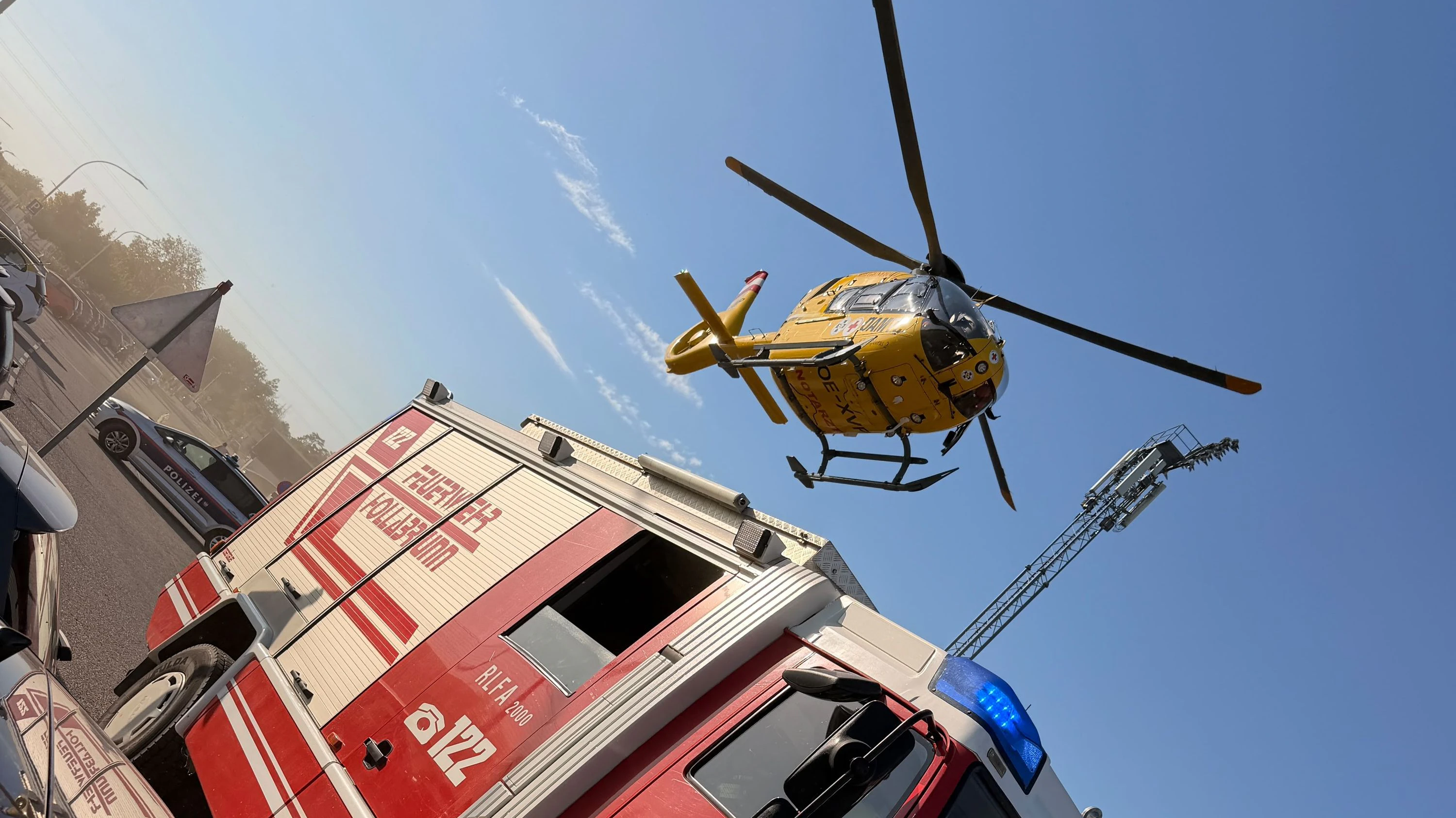 Da bei der 15-jährigen Lenkerin der Verdacht auf eine Wirbelverletzung bestand, forderte der Notarzt den Rettungshubschrauber Christophorus 2 an.