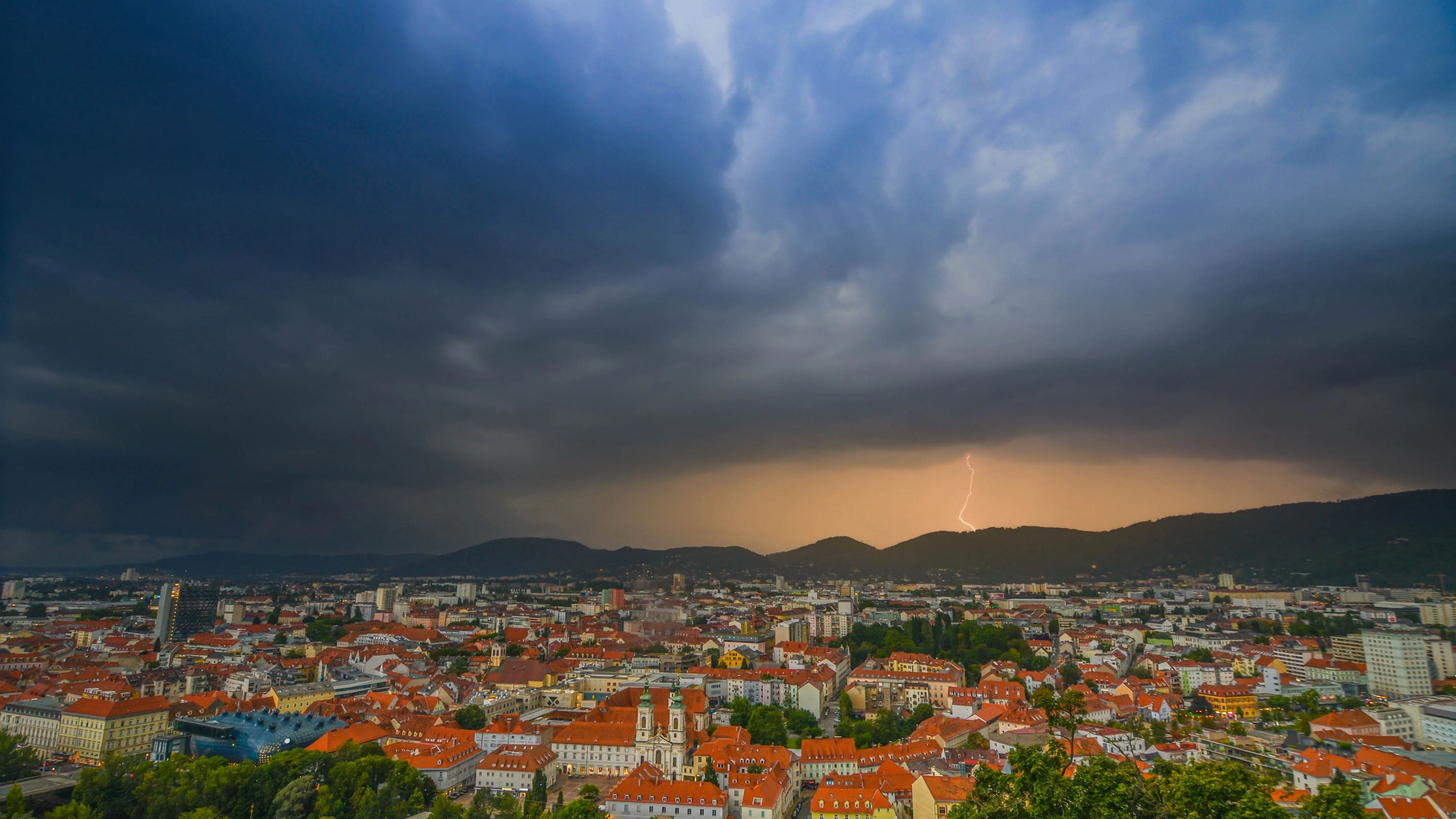 Eine Kaltfront bringt einen abrupten Wetterwechsel. Besonders im Westen und Osten gelten bereits Wetterwarnungen.