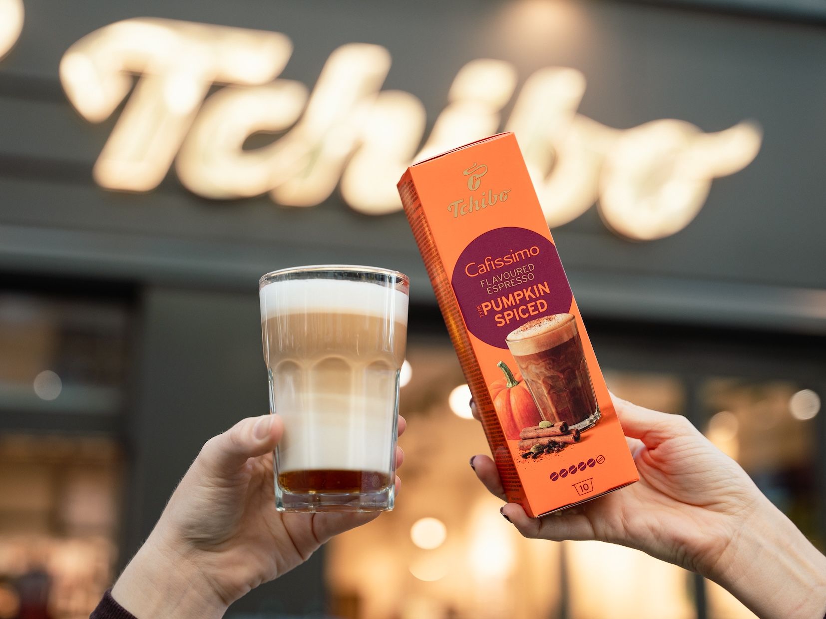 Tchibo läutet mit einem neuen Angebot den Herbst ein. Auch eine limitierte Porzellantassen-Edition kommt.