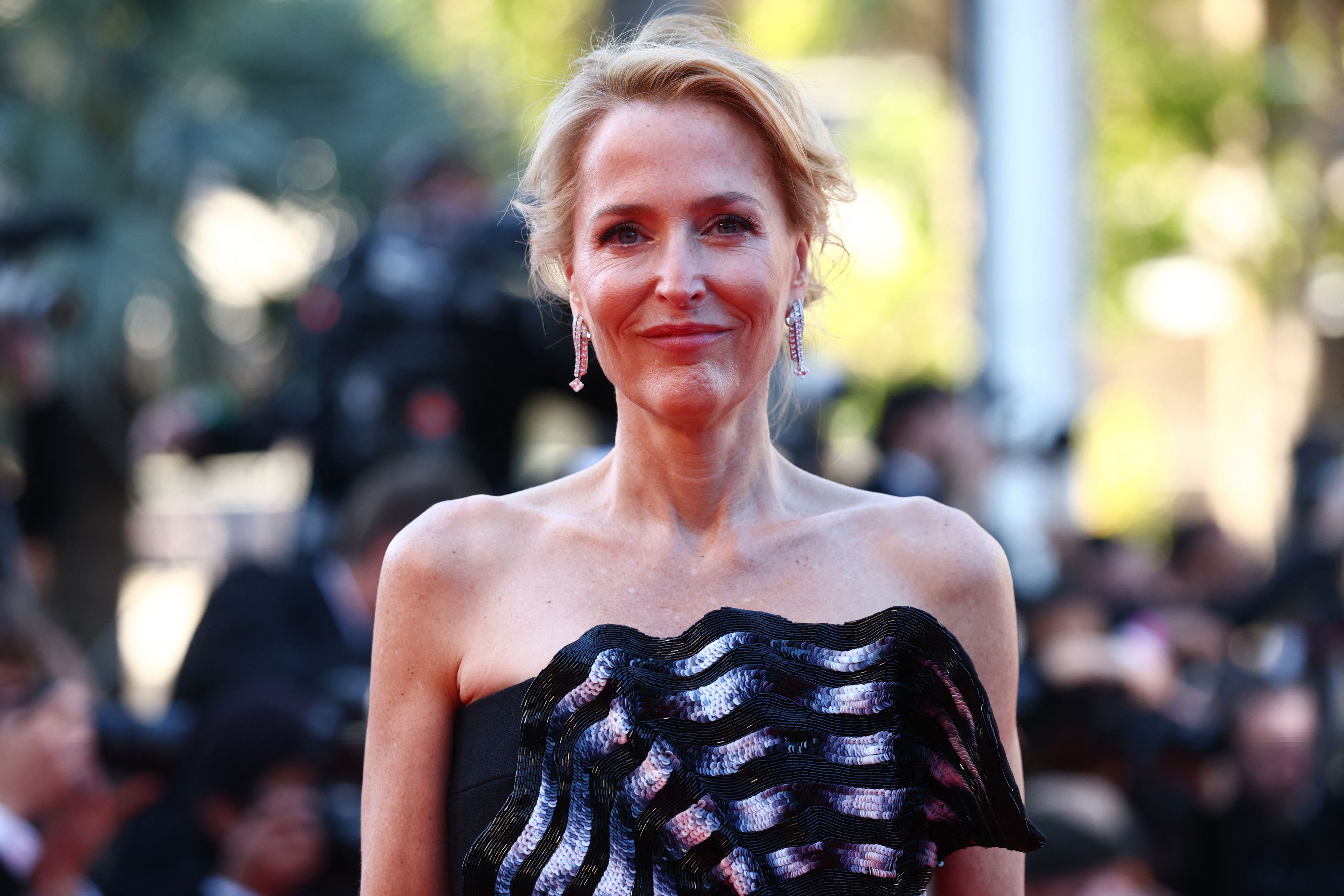 Gillian Anderson posiert am 22. Mai 2026 auf dem roten Teppich bei der Premiere des Wettbewerbsfilms „Histoires de la nuit“ (The Birthday Party) im Rahmen der 79. Filmfestspiele von Cannes in Frankreich.