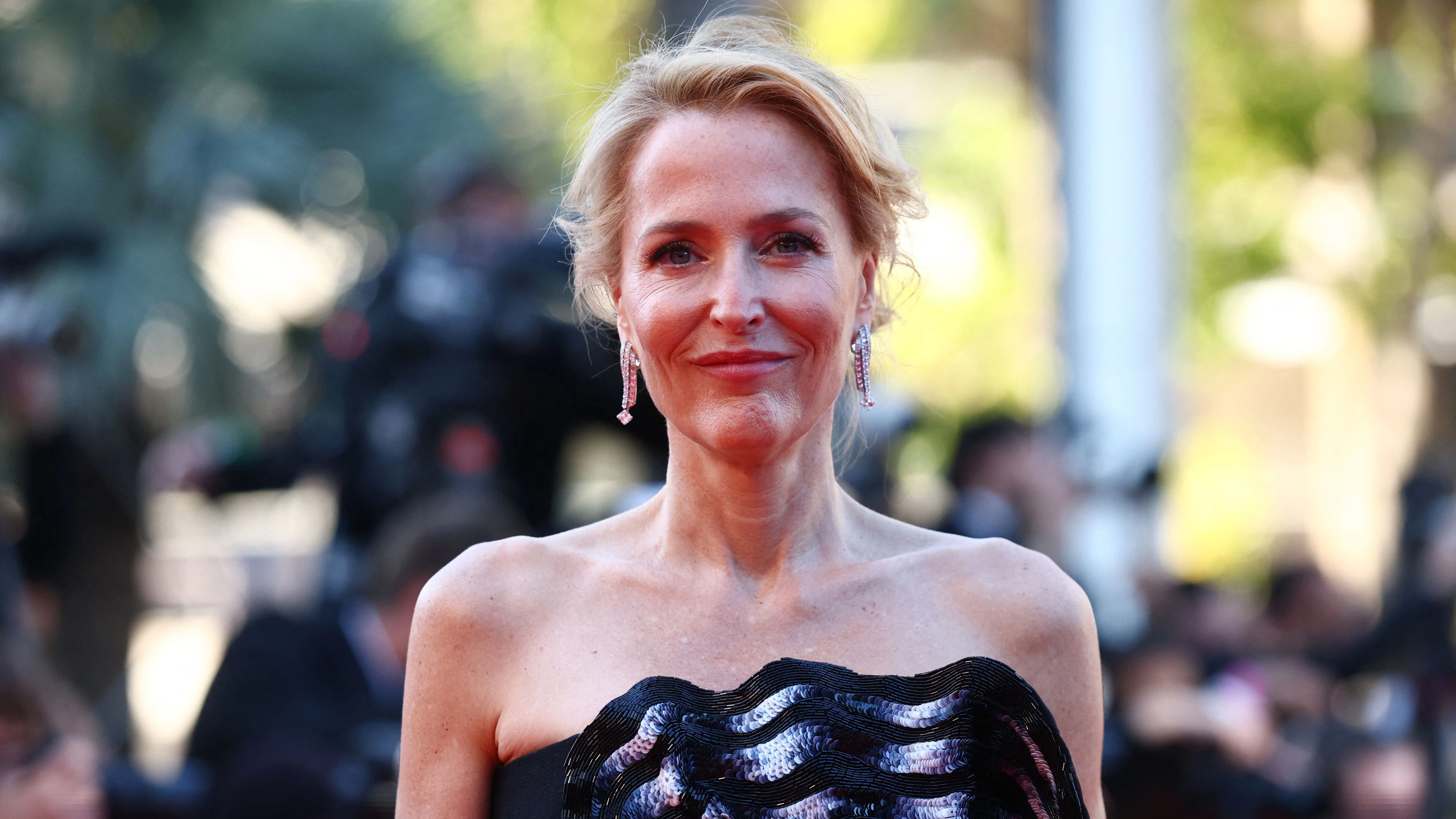 Gillian Anderson posiert am 22. Mai 2026 auf dem roten Teppich bei der Premiere des Wettbewerbsfilms „Histoires de la nuit“ (The Birthday Party) im Rahmen der 79. Filmfestspiele von Cannes in Frankreich.