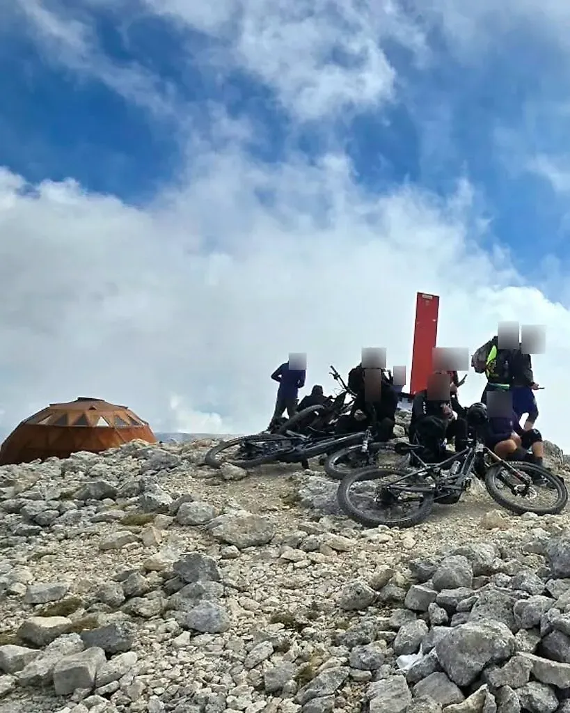 Mountainbikes beim Gipfelkreuz und ein Hund im Biwak sorgten wenige Tage nach der Wiedereröffnung für Ärger.