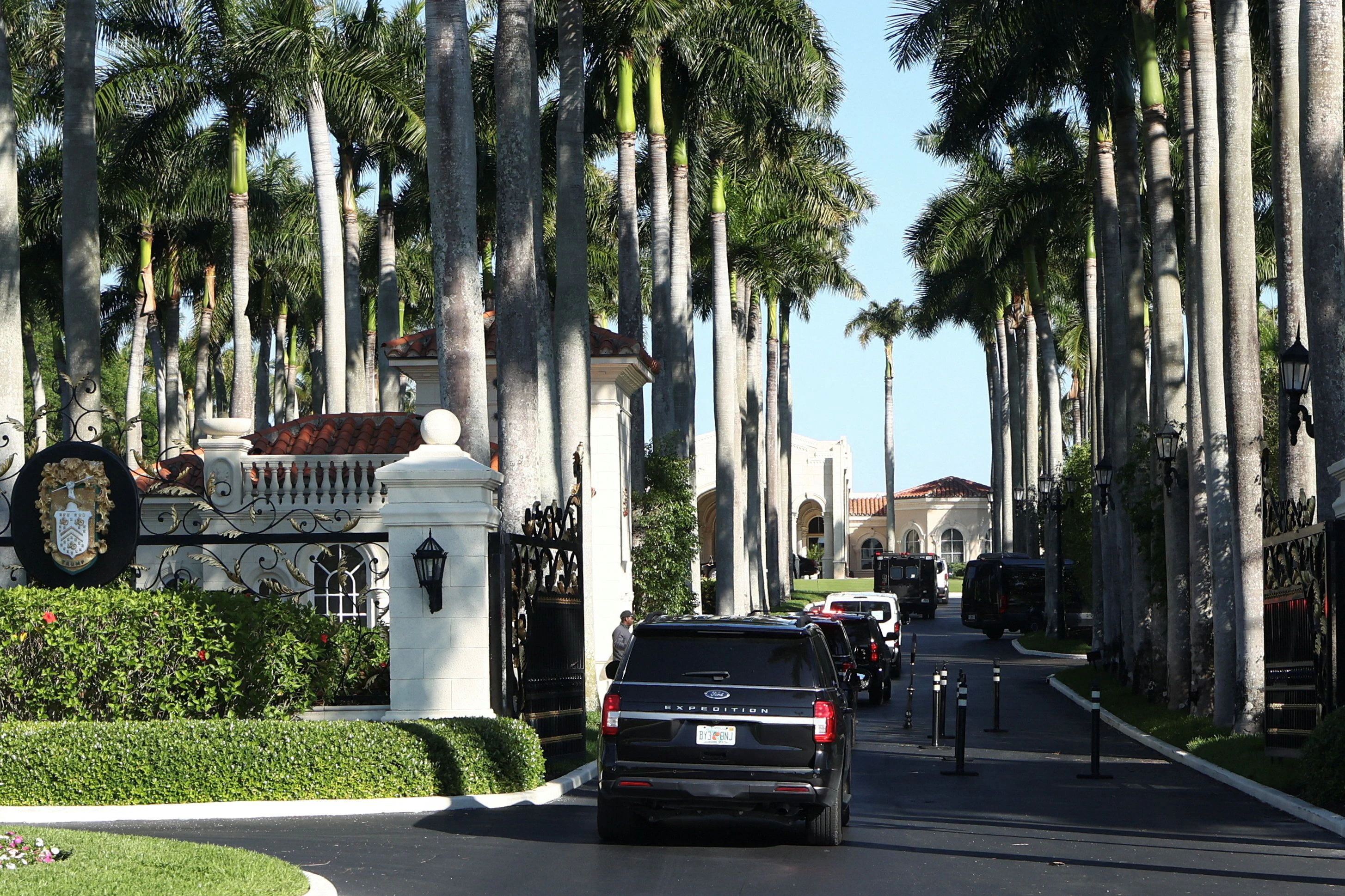 Der Präsidentenkonvoi am Trump International Golf Club in West Palm Beach: der 80-Jährige verbringt seine Wochenenden regelmäßig in Florida