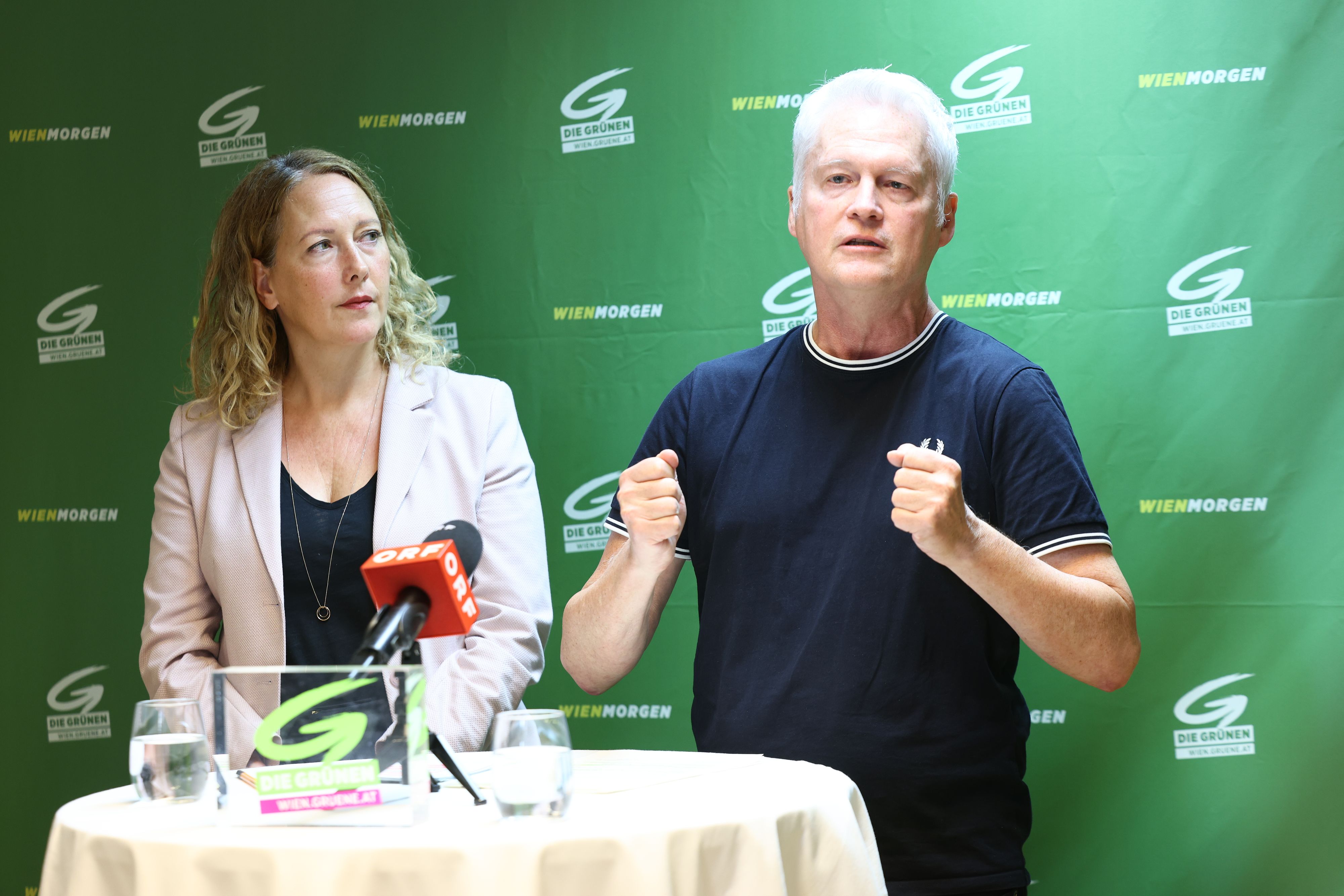 Judith Pühringer und David Ellensohn von den Grünen kritisieren die Kürzungen bei der Mindestsicherung.