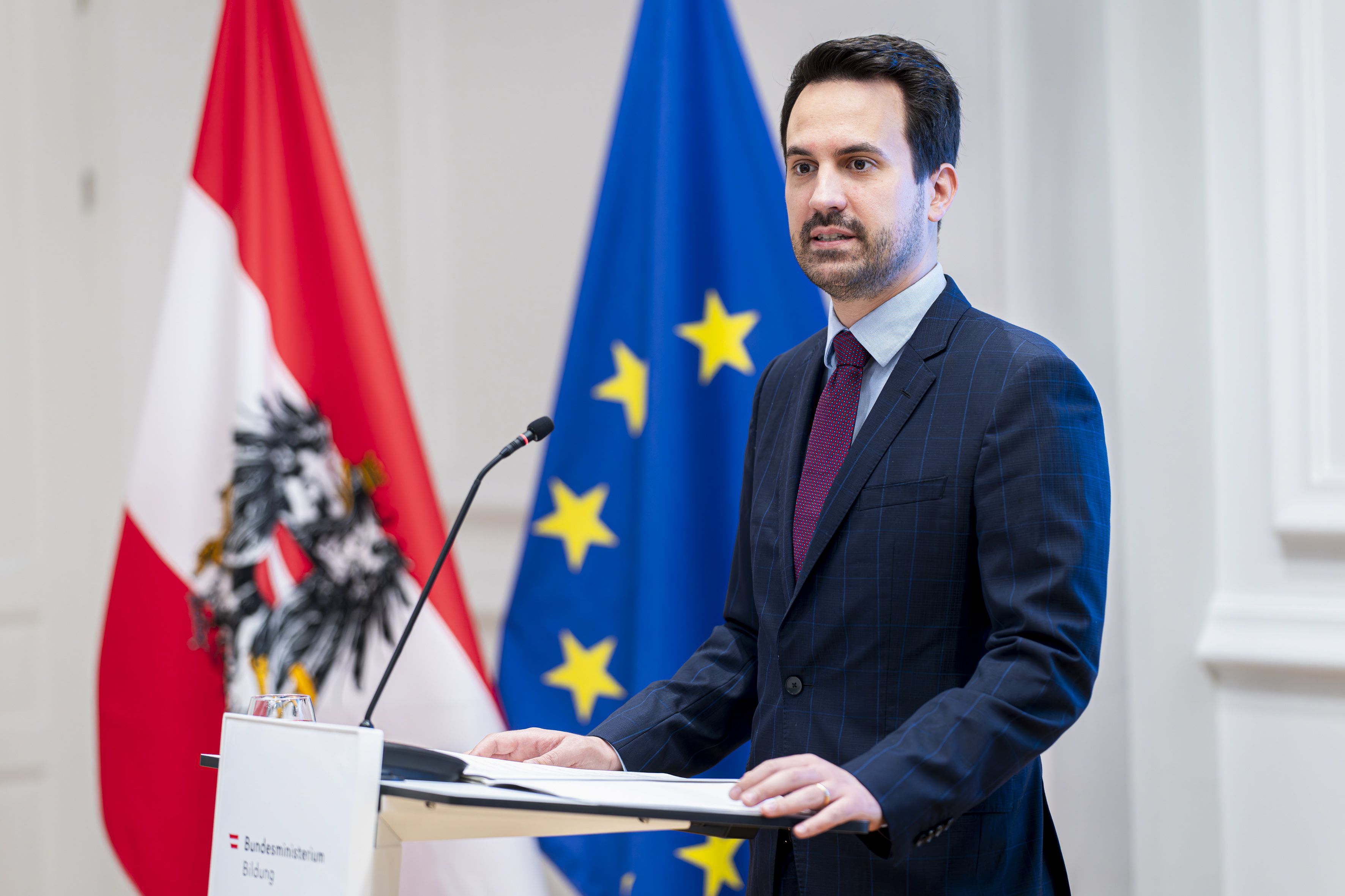 Bildungsminister Christoph Wiederkehr (Neos) präsentiert den neuen Bildungskompass.