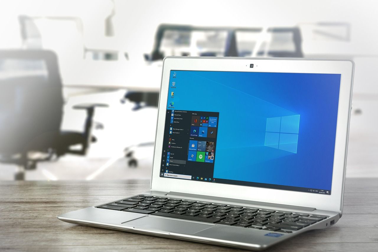 Laptop mit Windows-Bildschirm im Büro