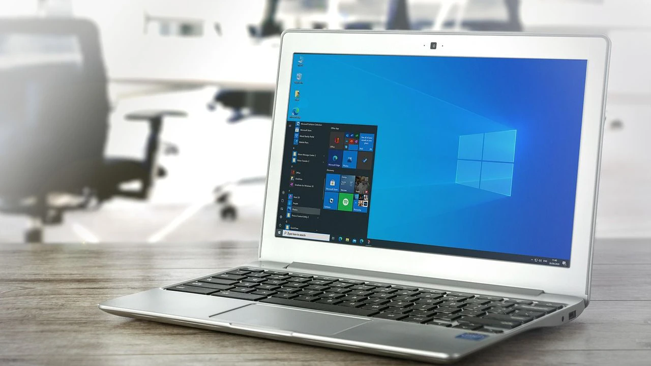Laptop mit Windows-Bildschirm im Büro